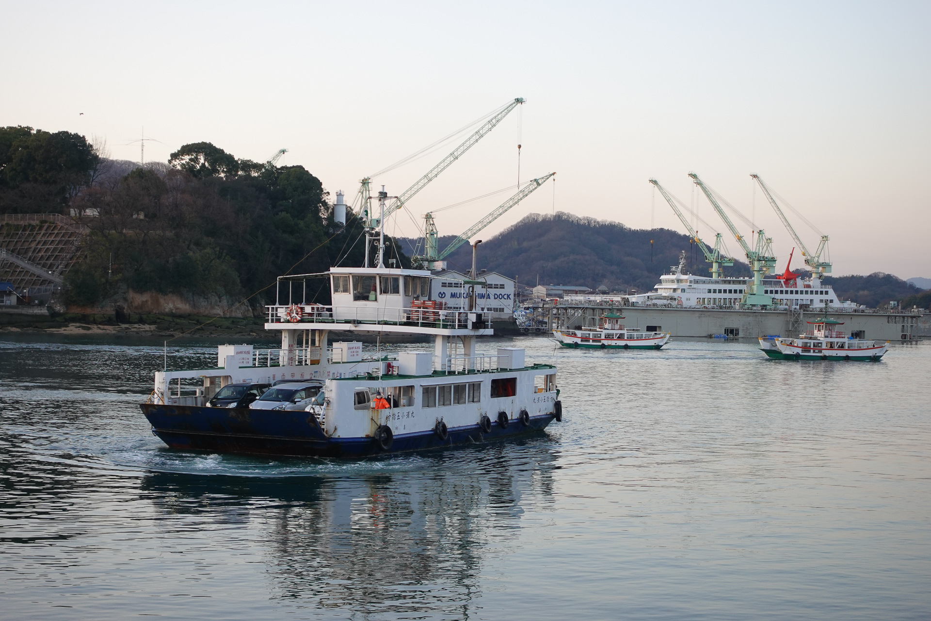 手前側は福本渡船、後ろの2隻は駅前渡船、その奥は向島ドックの新造船