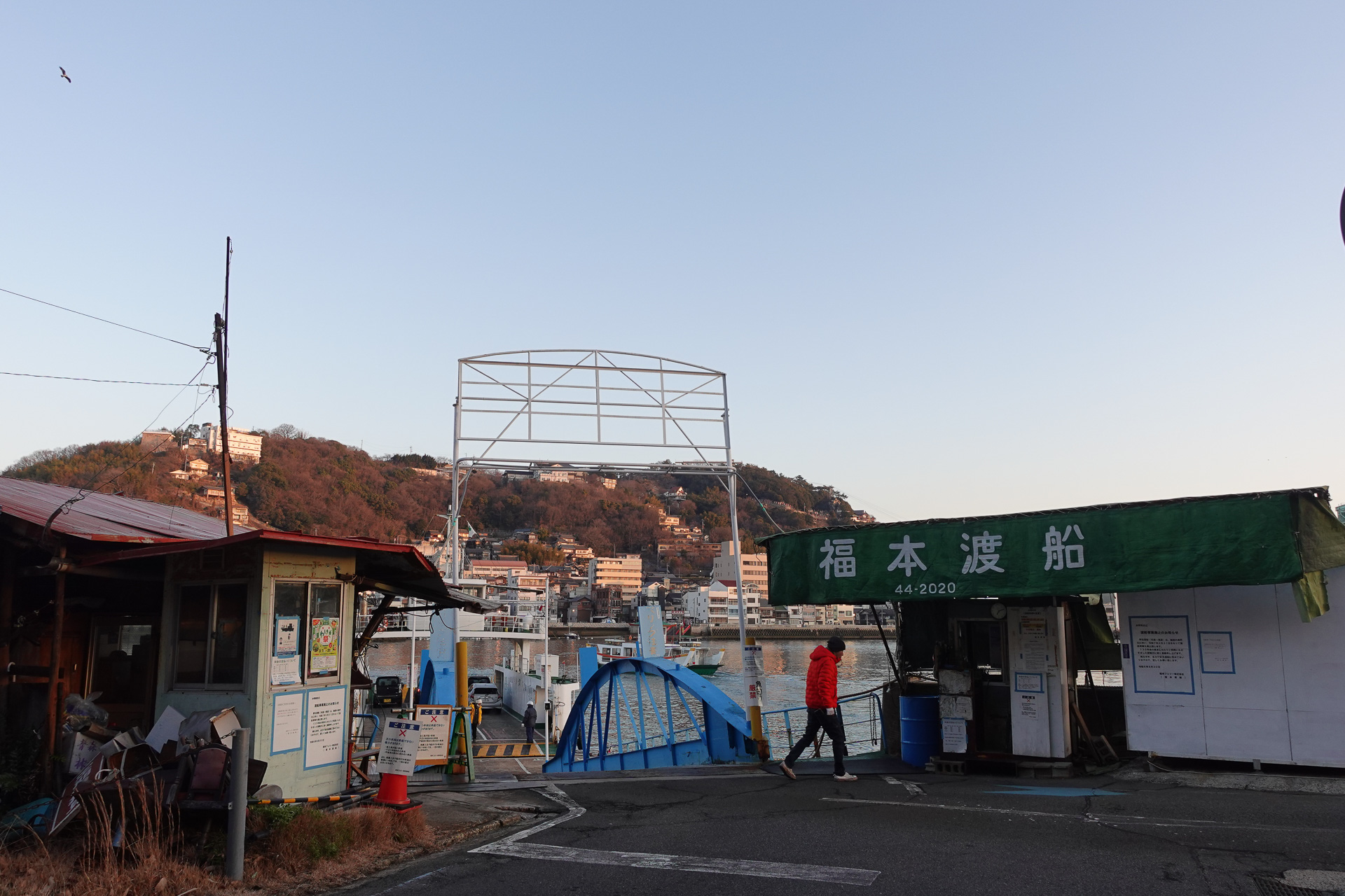 福本渡船の向島側の乗り場左側には、かつての建物が廃屋となって残っている