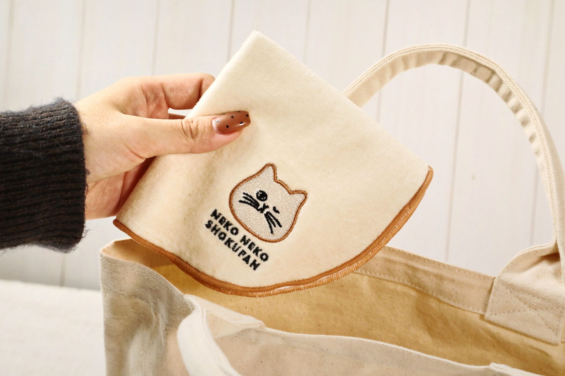 「ねこねこ食パン」をそのまま形にしたパイルハンカチ。刺繡入り