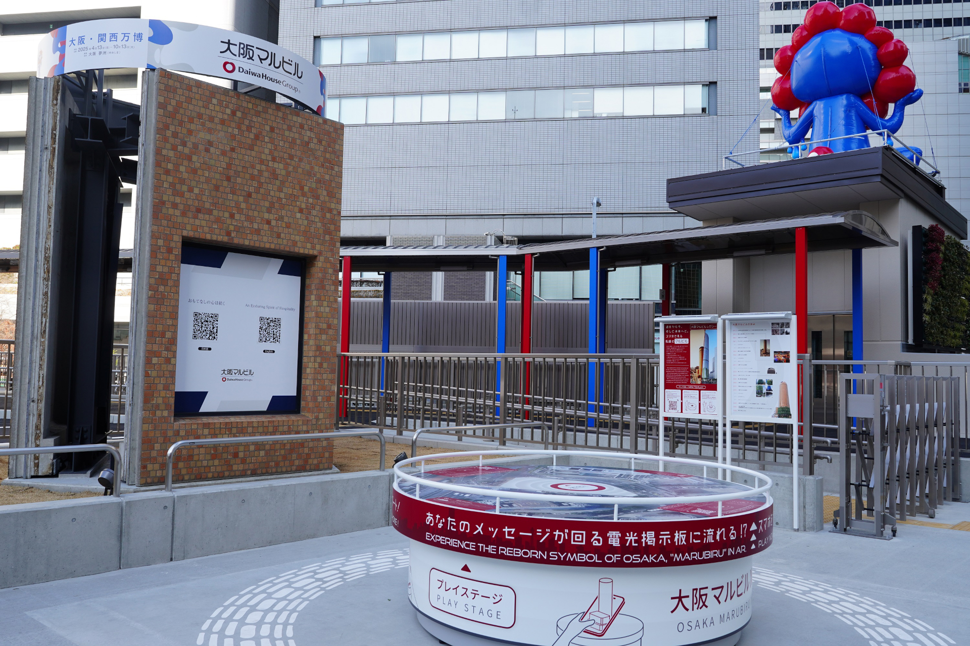 大阪駅など周囲の駅からも見つけやすくしている