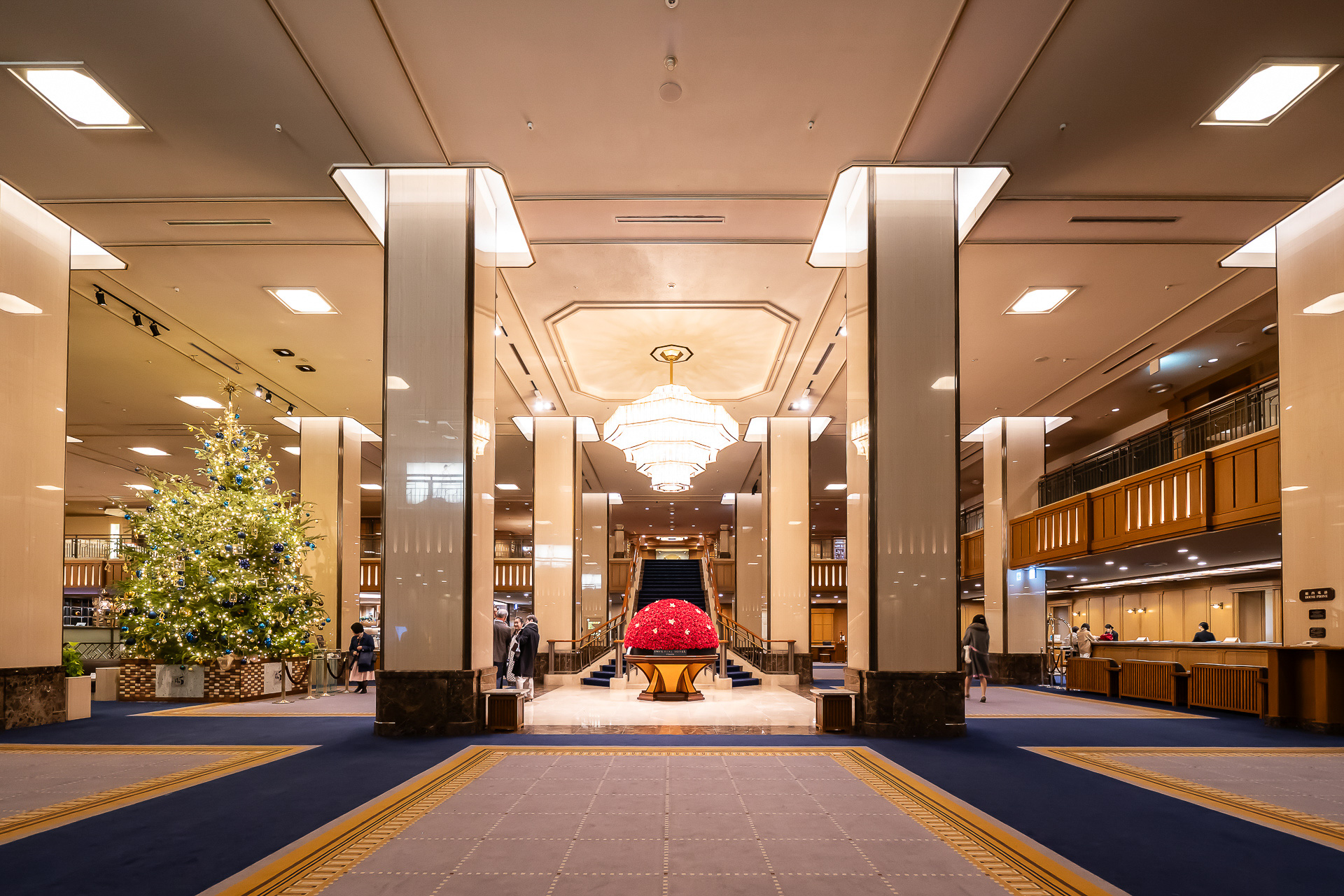 都内の宿泊先「帝国ホテル 東京」に到着した。歴史ある荘厳なロビーに一気にテンションも上がる