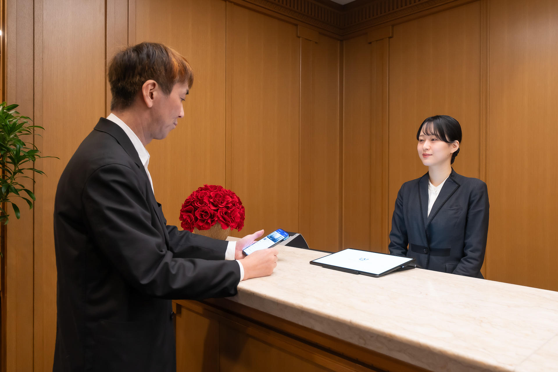 カウンターにて本日の予約を伝える