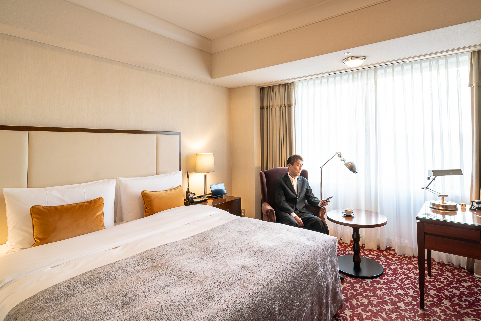 「帝国ホテル 東京」の部屋でひと息。キングサイズのベッドは寝心地がよさそう