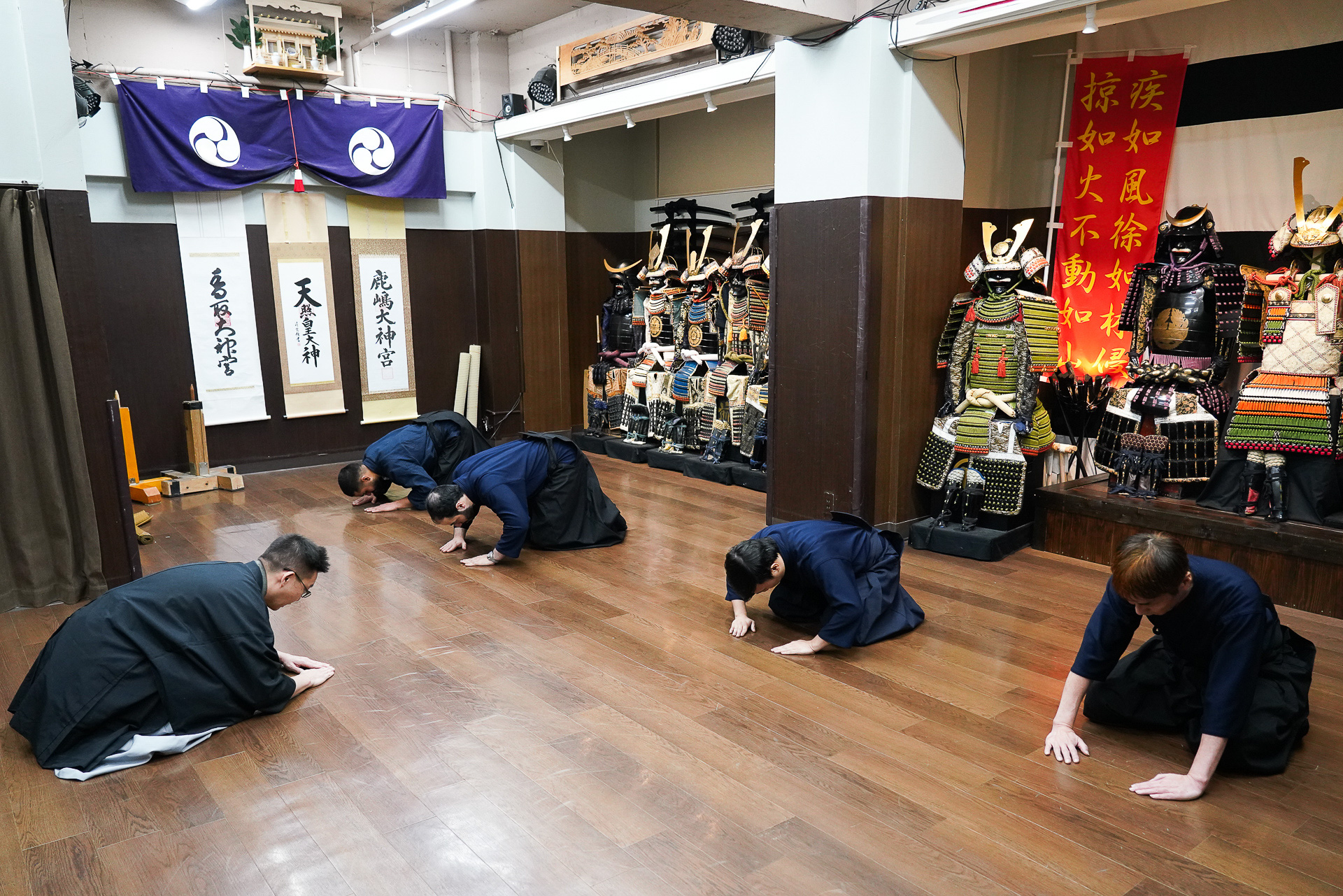 袴の道着に着替え、まずは礼と黙祷といった所作から学ぶ