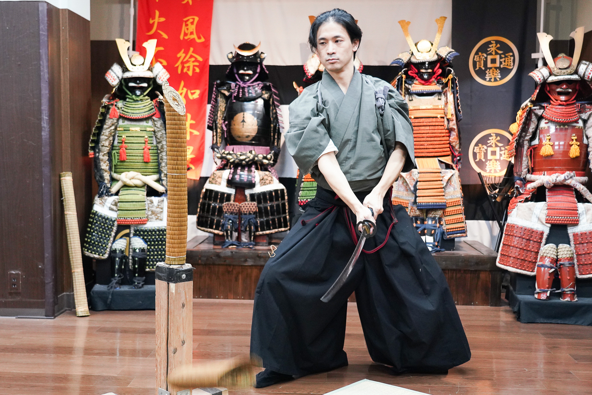 最初に本日体験する巻わら斬りを実演して見せてくれた