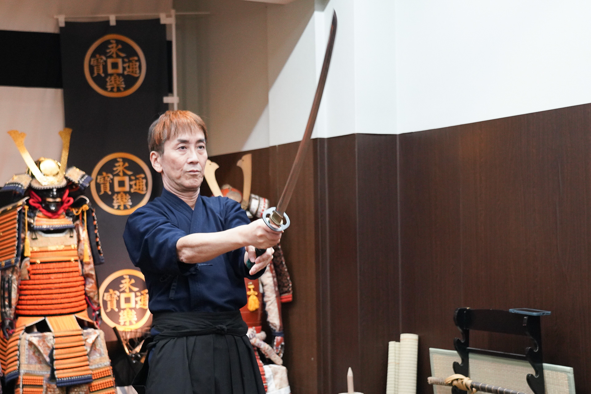 抜刀し、振りかぶって振り下ろす動作までを練習