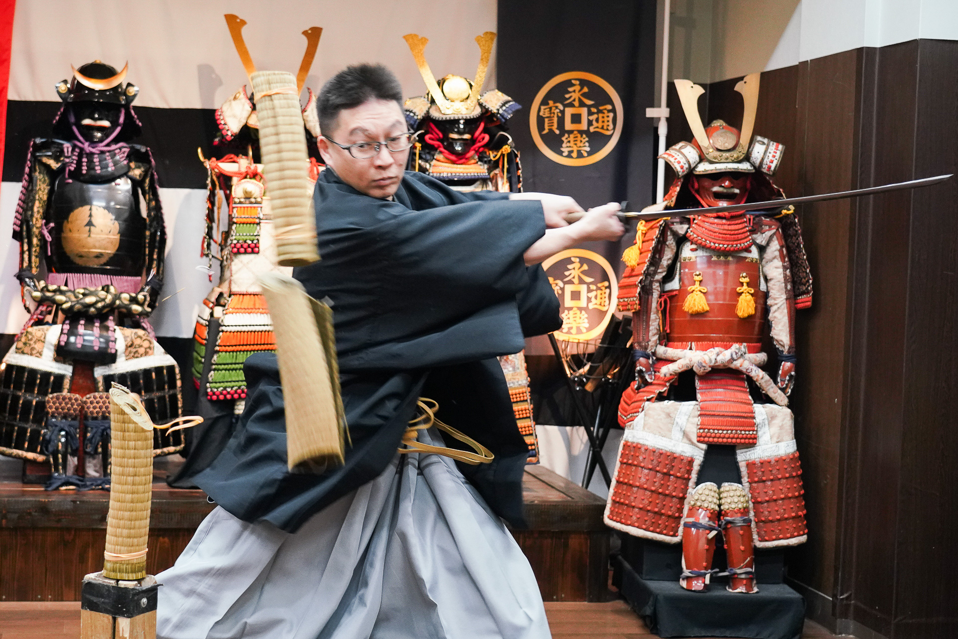 先生による見事な試斬の演武。瞬時に2か所を斬っている