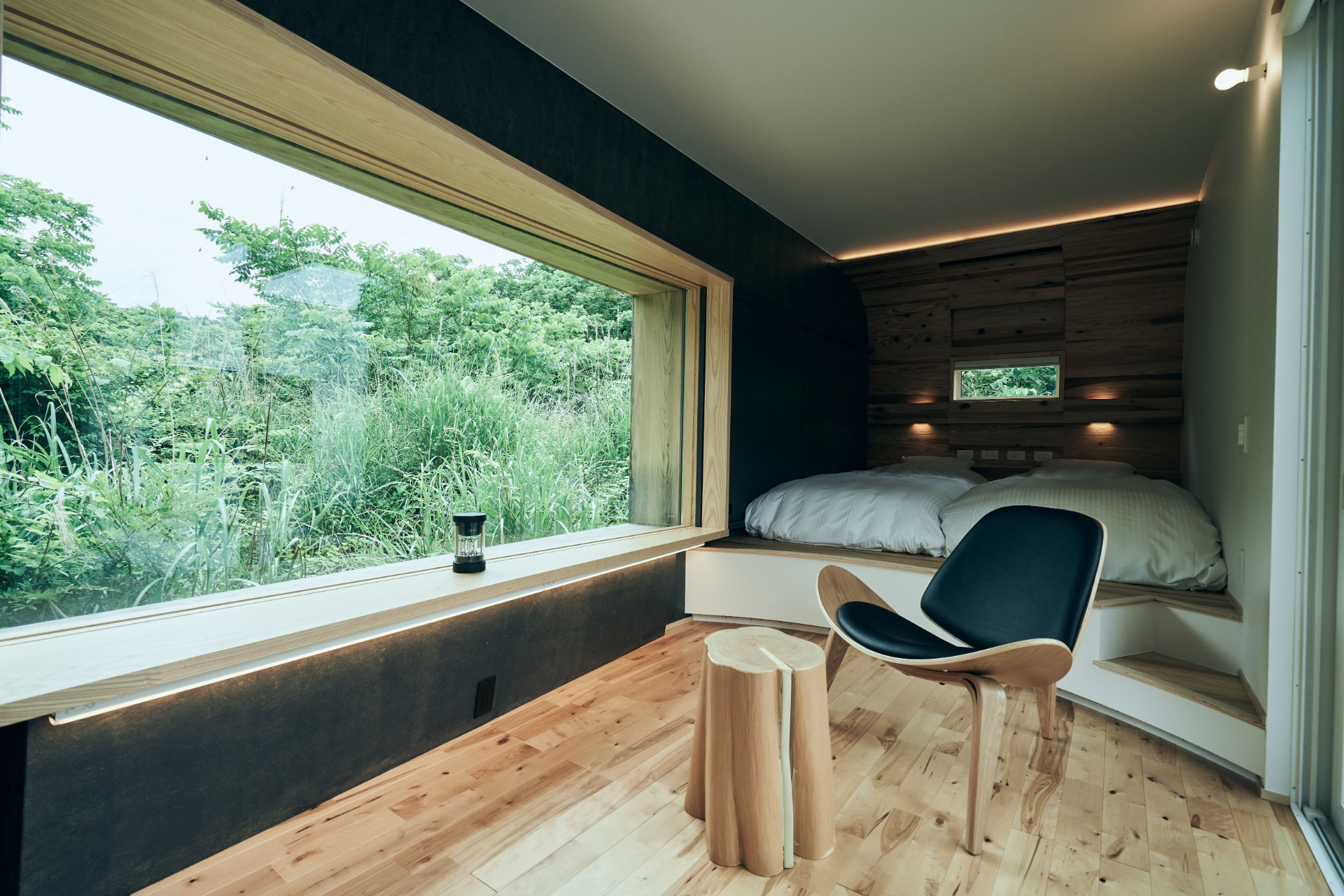 それぞれが独立したトレーラーハウスの客室から四季折々の自然を望む