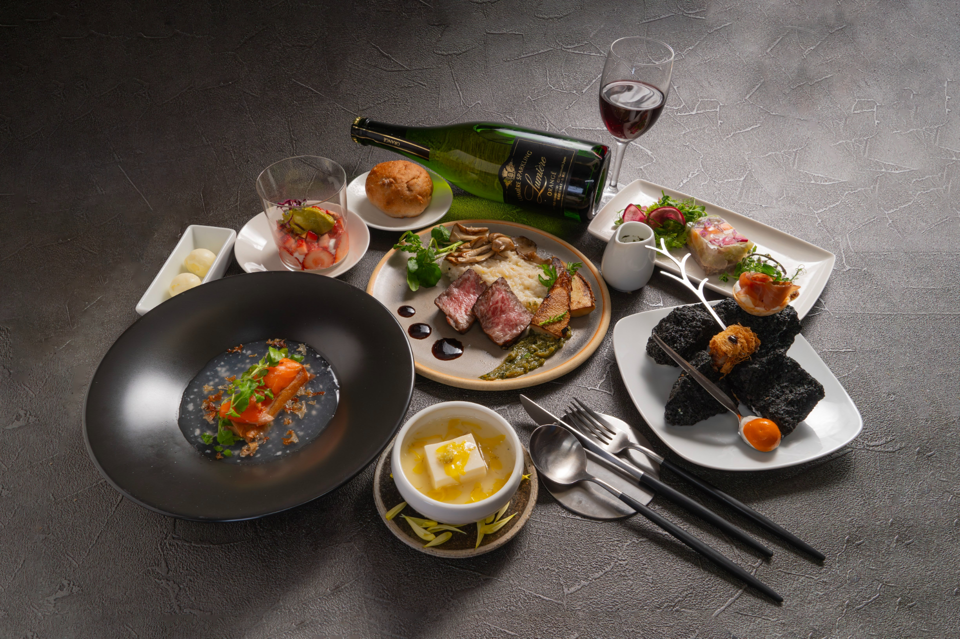 レストラン「Incense」では山梨県産食材を使った薪火ディナーコース（1人1万円）などを提供