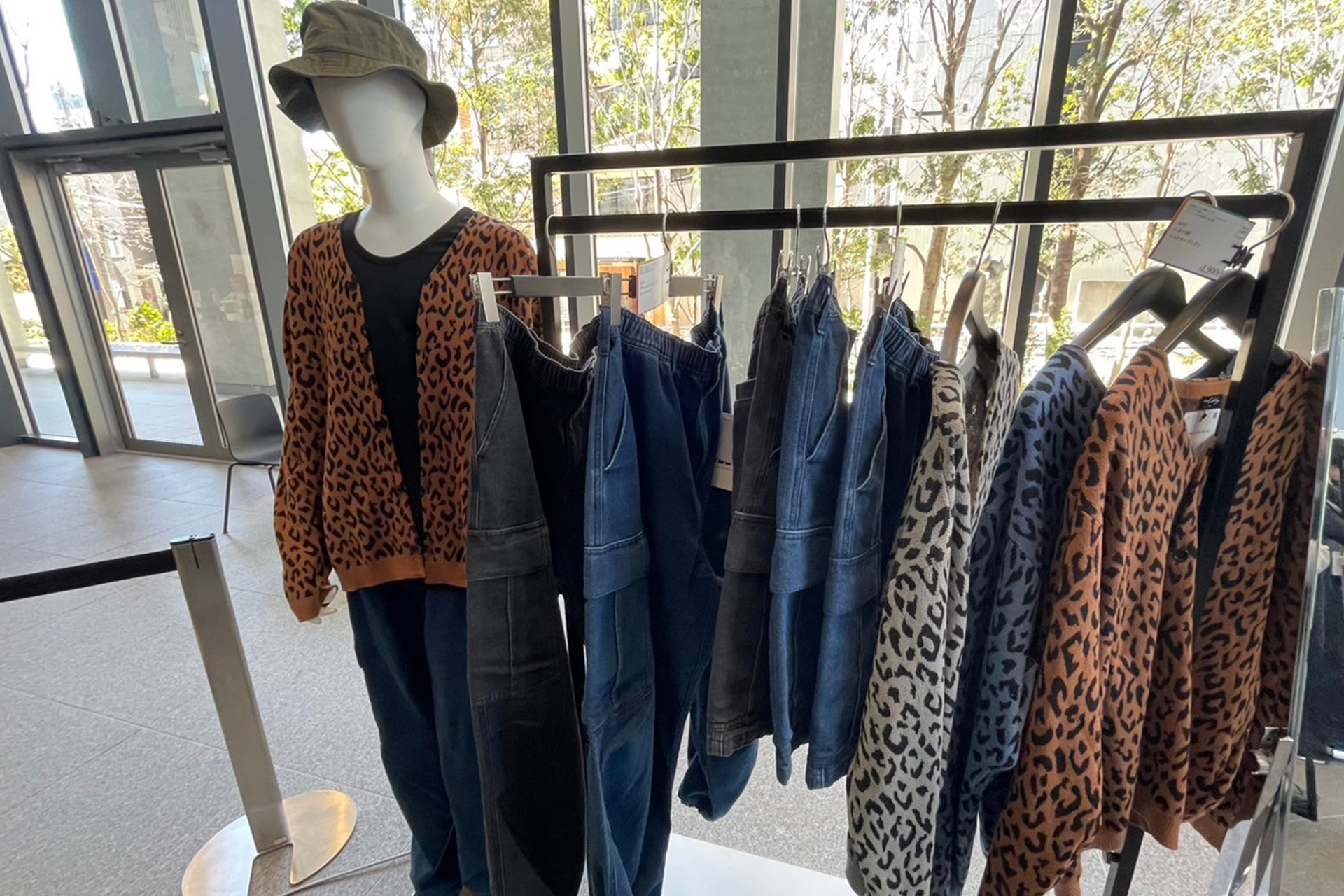 レオパ柄ニットカーディガン（1900円）