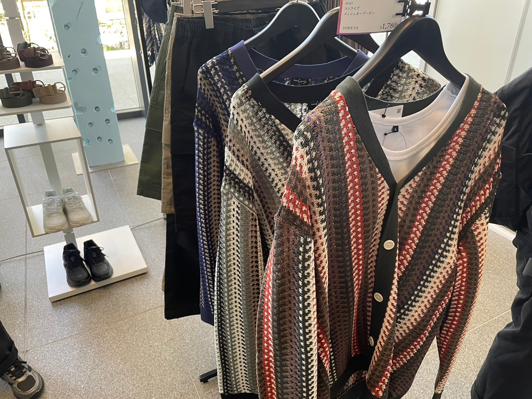ストライプメッシュカーディガン（1780円）