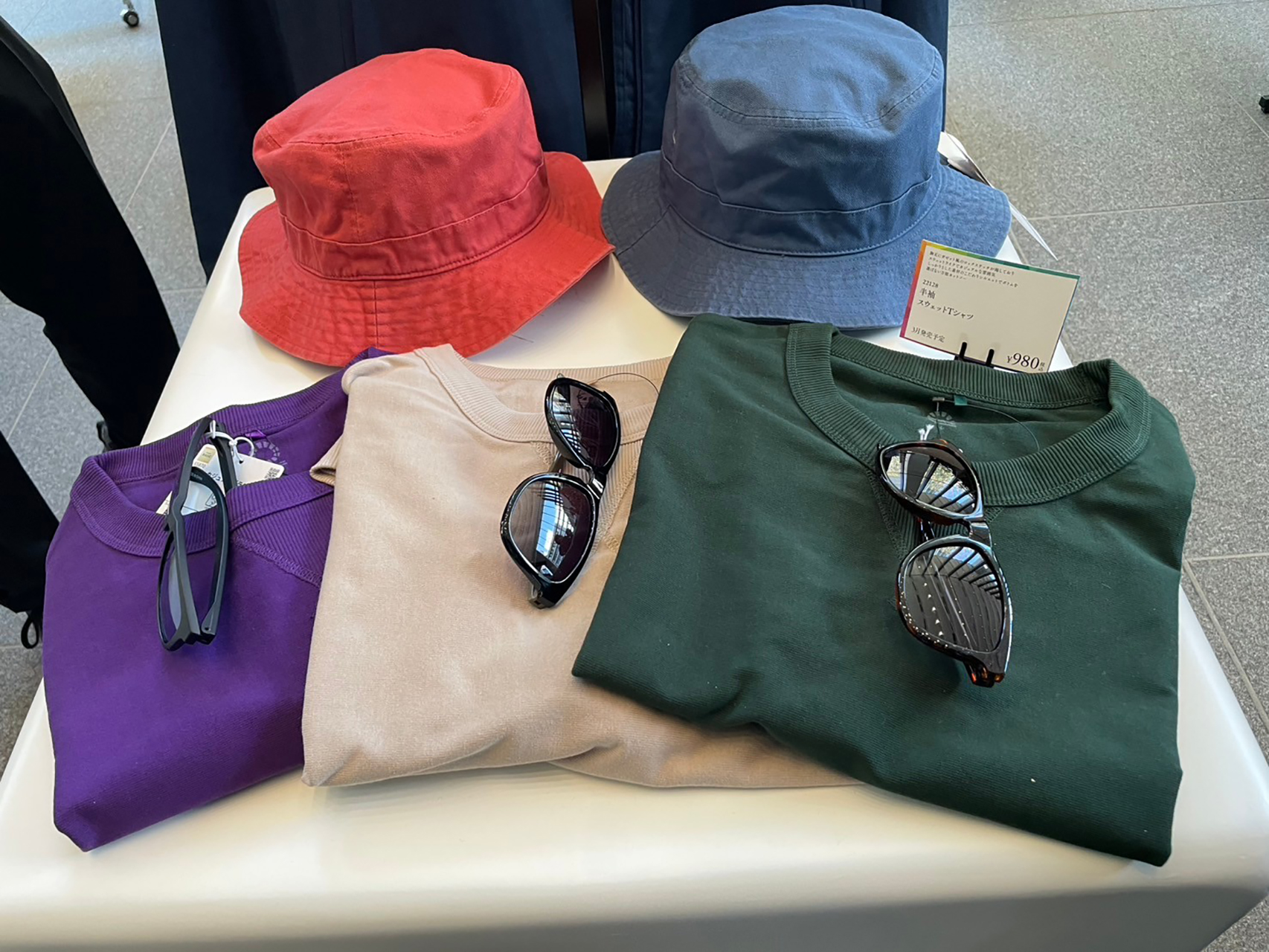 半袖スウェットシャツ（980円）やワンウォッシュハット（980円）などの小物も