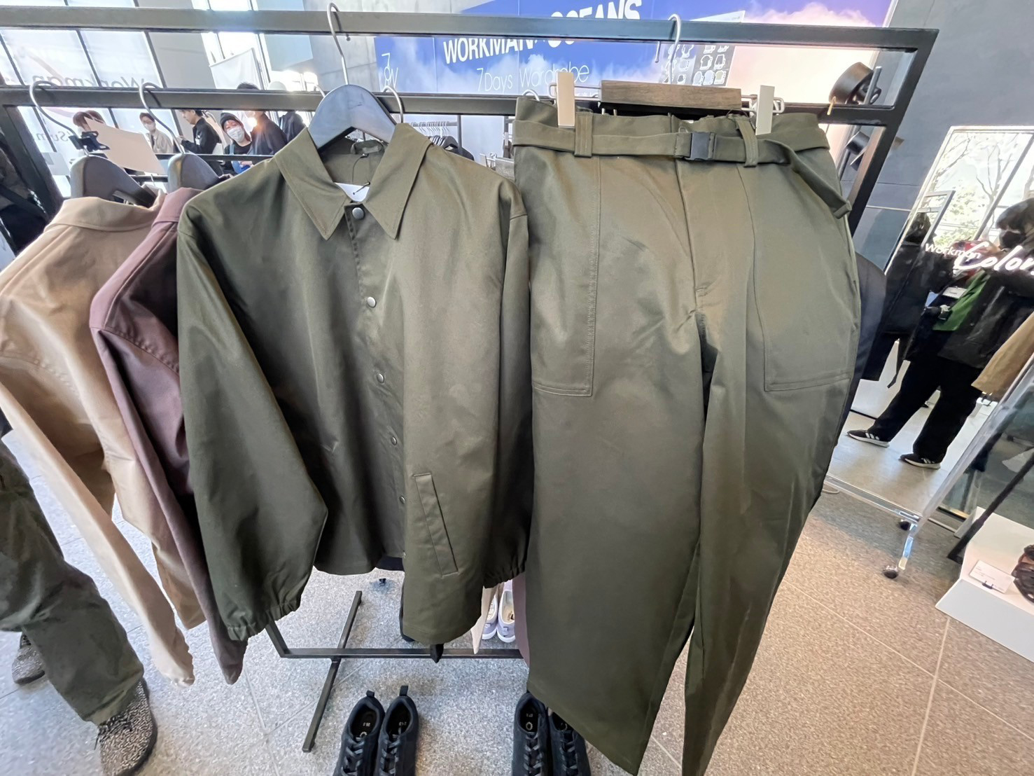 同色のパンツとセットアップで着られる