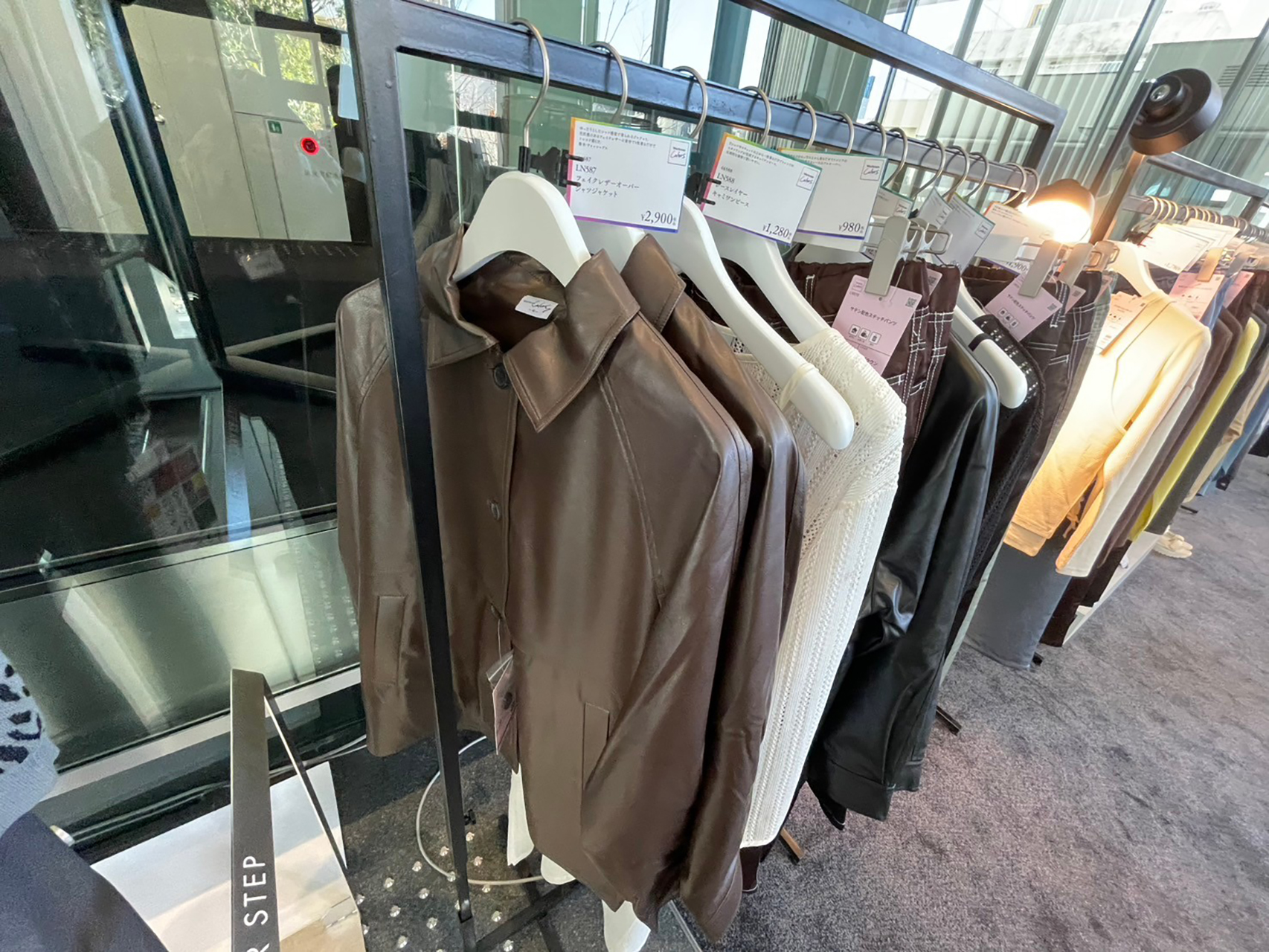 フェイクレザーオーバージャケット（2900円）