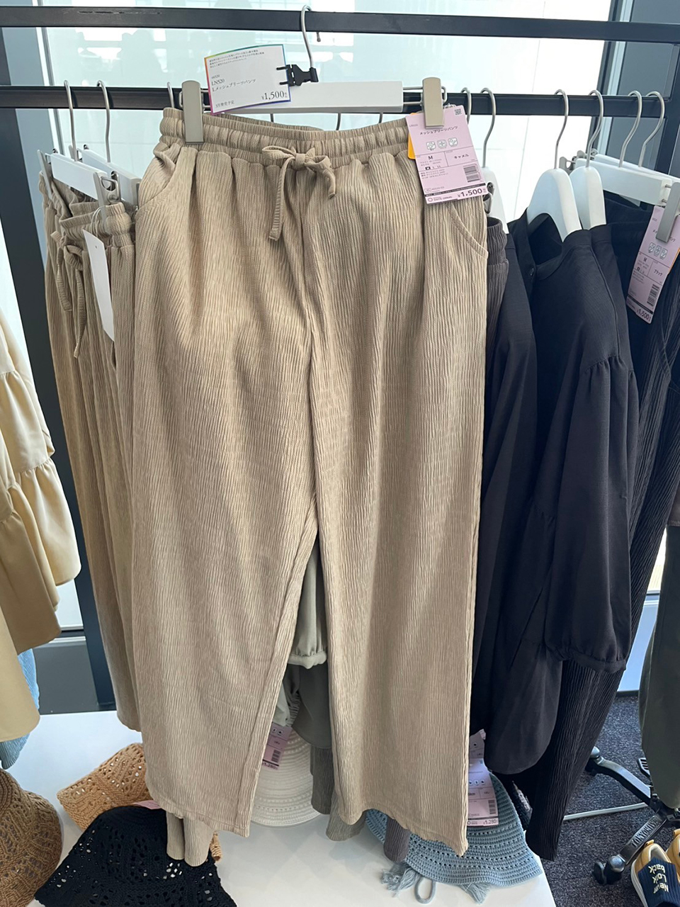メッシュプリーツパンツ（1500円）