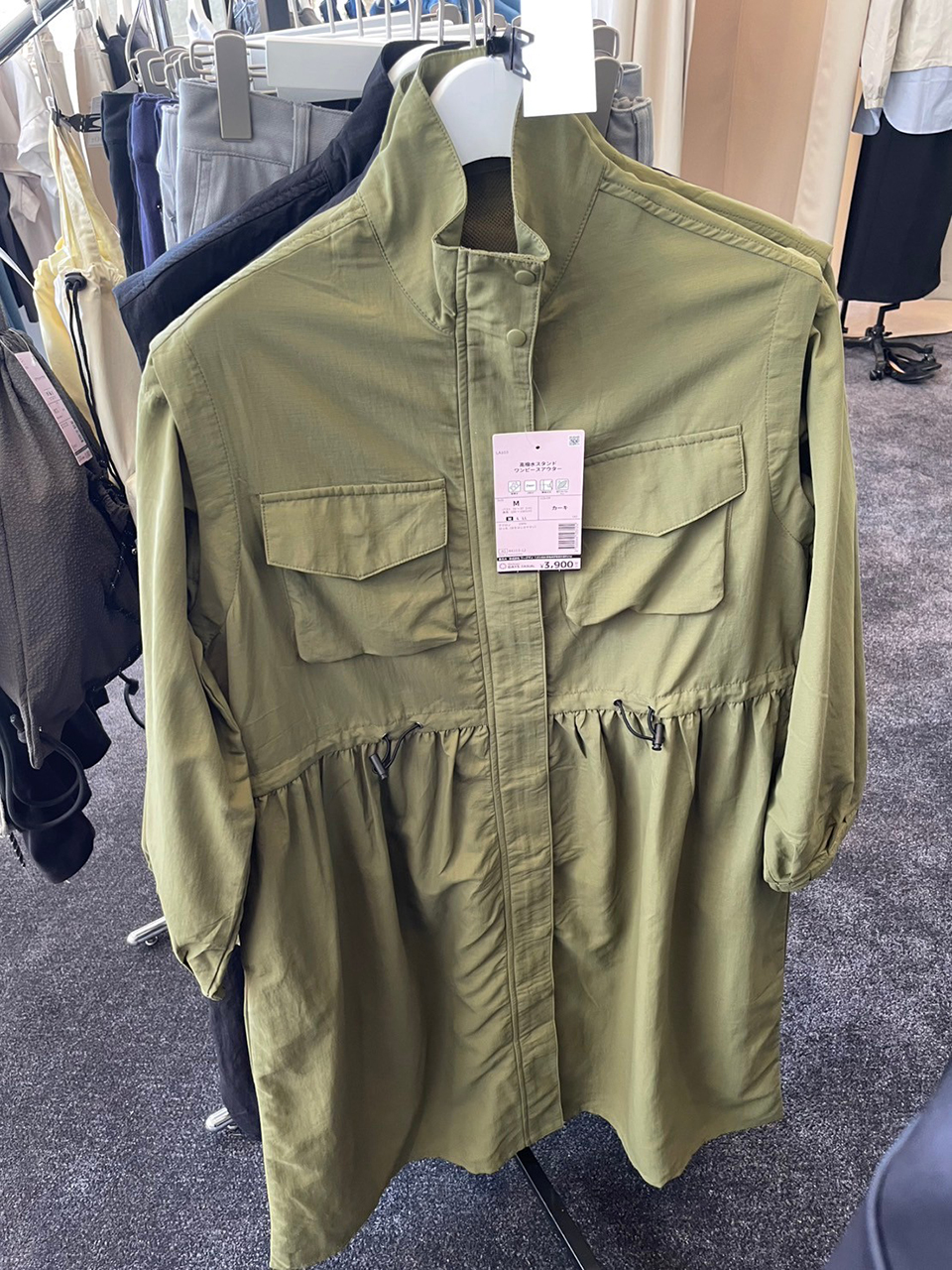 高撥水スタンドワンピースアウター（3900円）