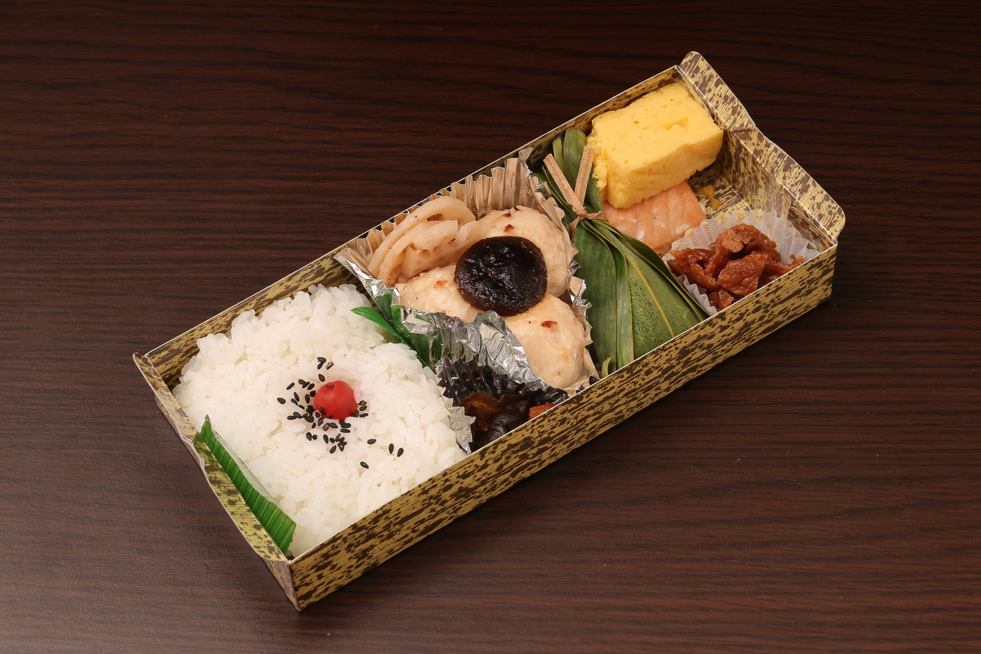 見た目は地味な「越後長岡喜作辨當」。主役は長岡産コシヒカリ