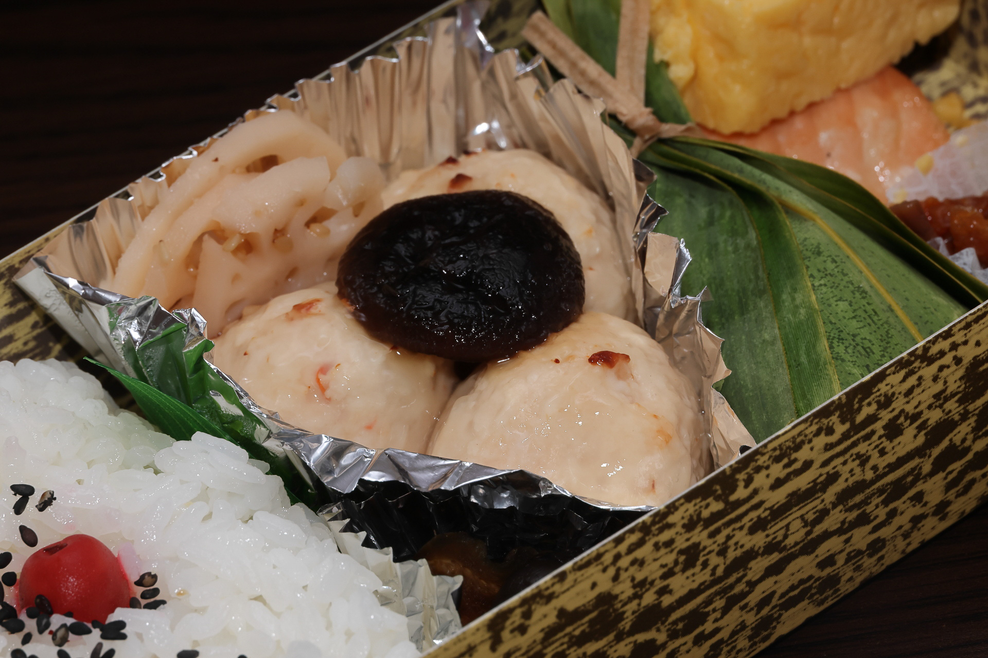 鶏つくね団子、椎茸煮、金平蓮根いずれもが素材本来の味を楽しめる味付け