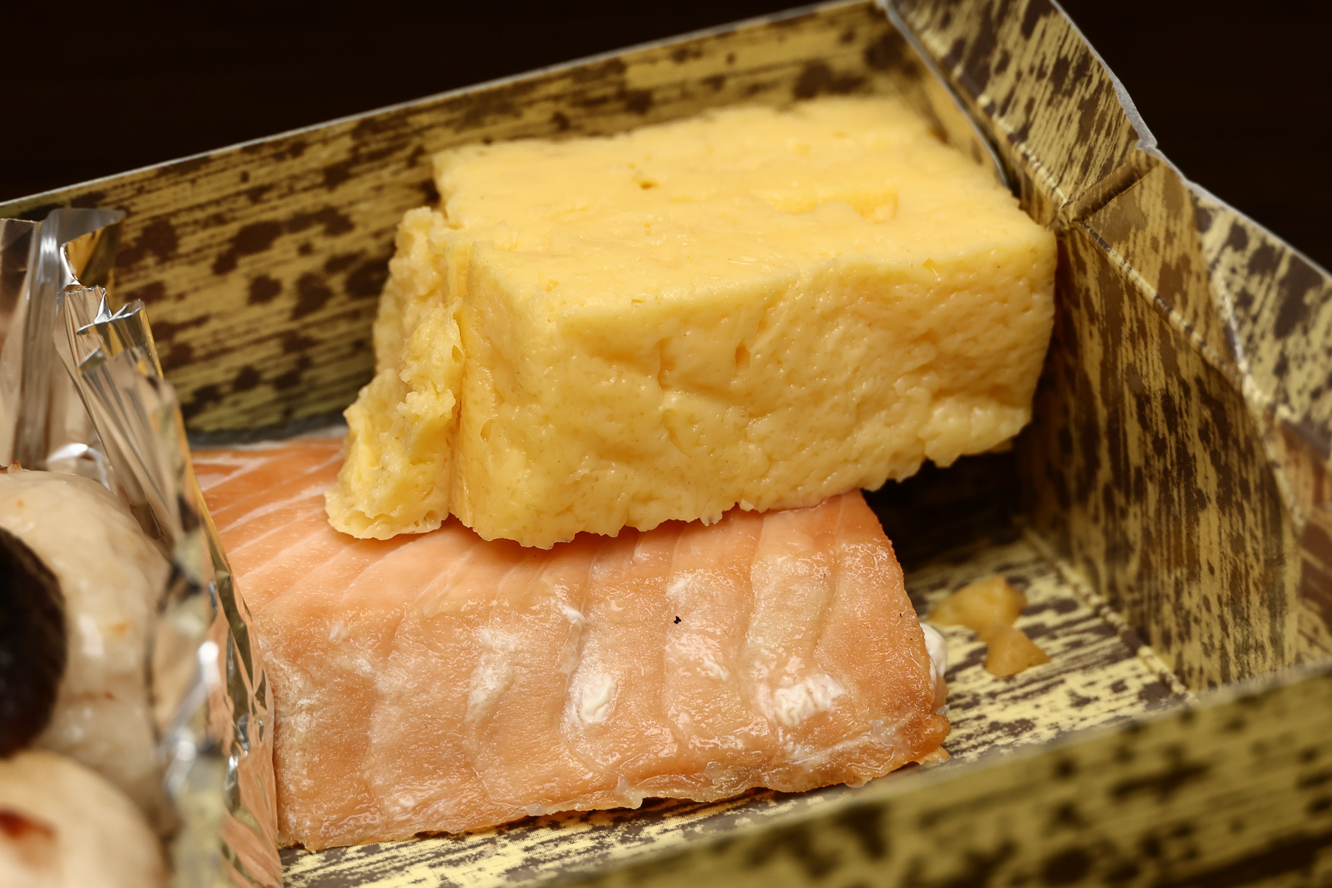 駅弁に限らずお弁当の定番中の定番、玉子焼きと焼塩鮭。こちらも素材の味が引き立っています