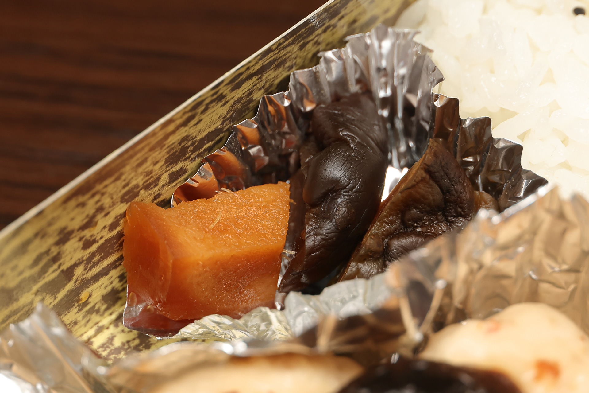 ごはんが進むおかずは地元の老舗豆腐屋さんや味噌漬屋さんの味