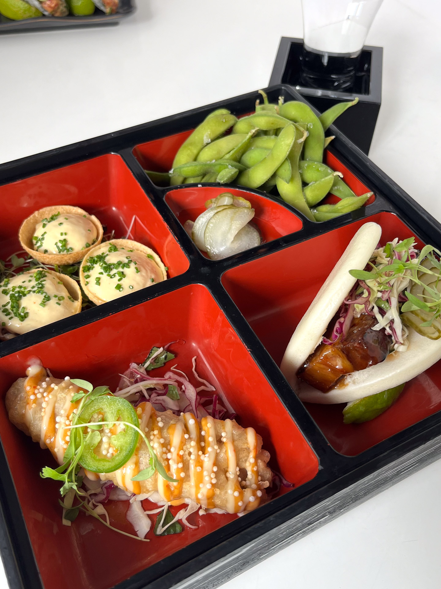 自慢の一品料理を詰め込んだアダルトハッピーミール（29ドル）