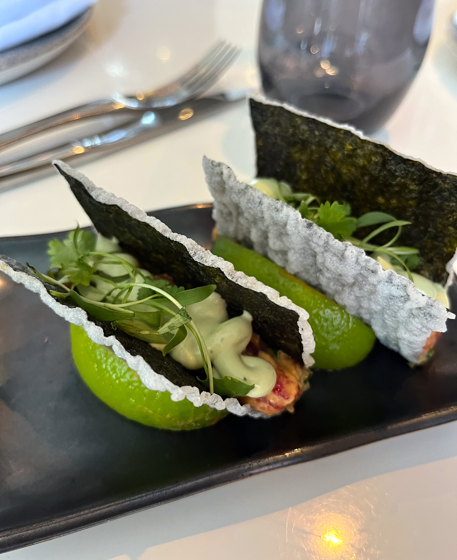 ノリをタコスに見立てたハッピーアワーメニューのスパイシーアヒツナタコス（7ドル）