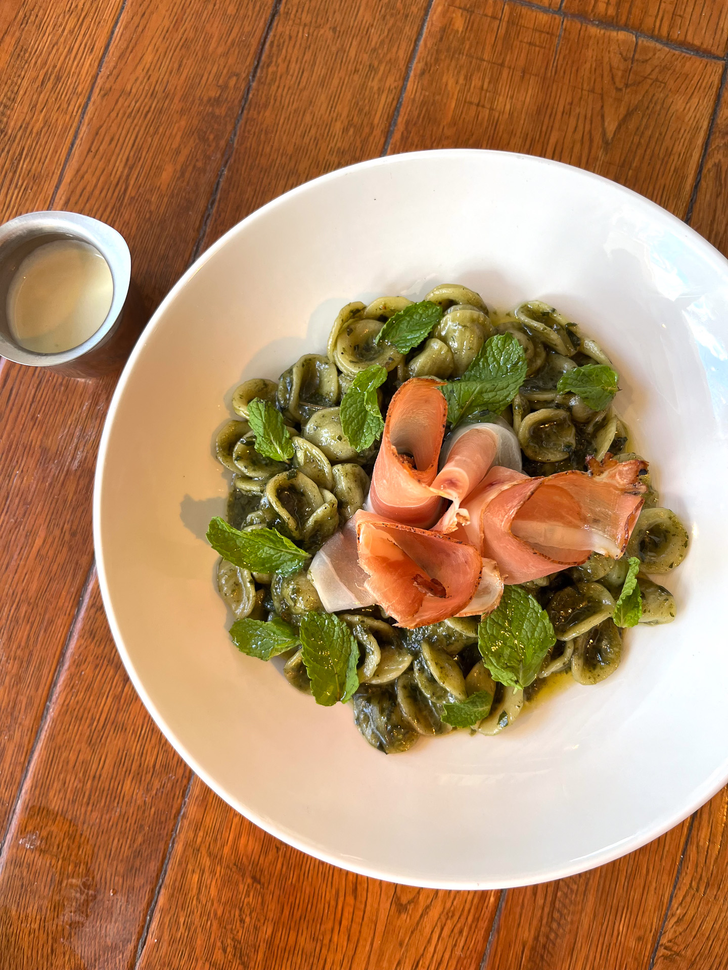 耳たぶのようなオレキエッテパスタを使ったピストウ