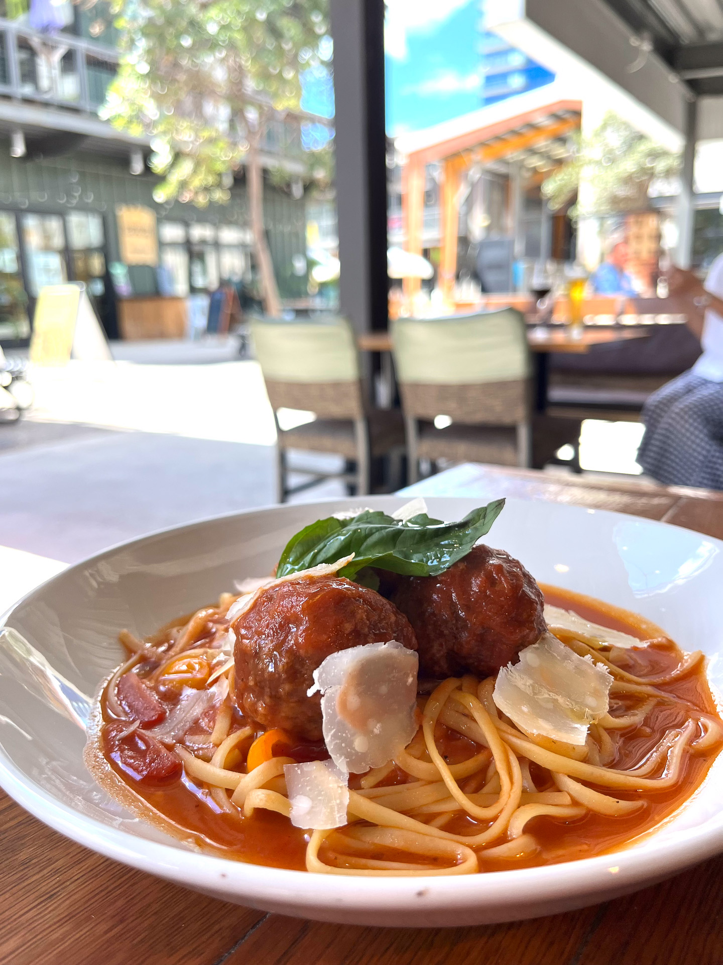 手作りの大きな和牛ミートボールがゴロンと乗ったポルペッテ