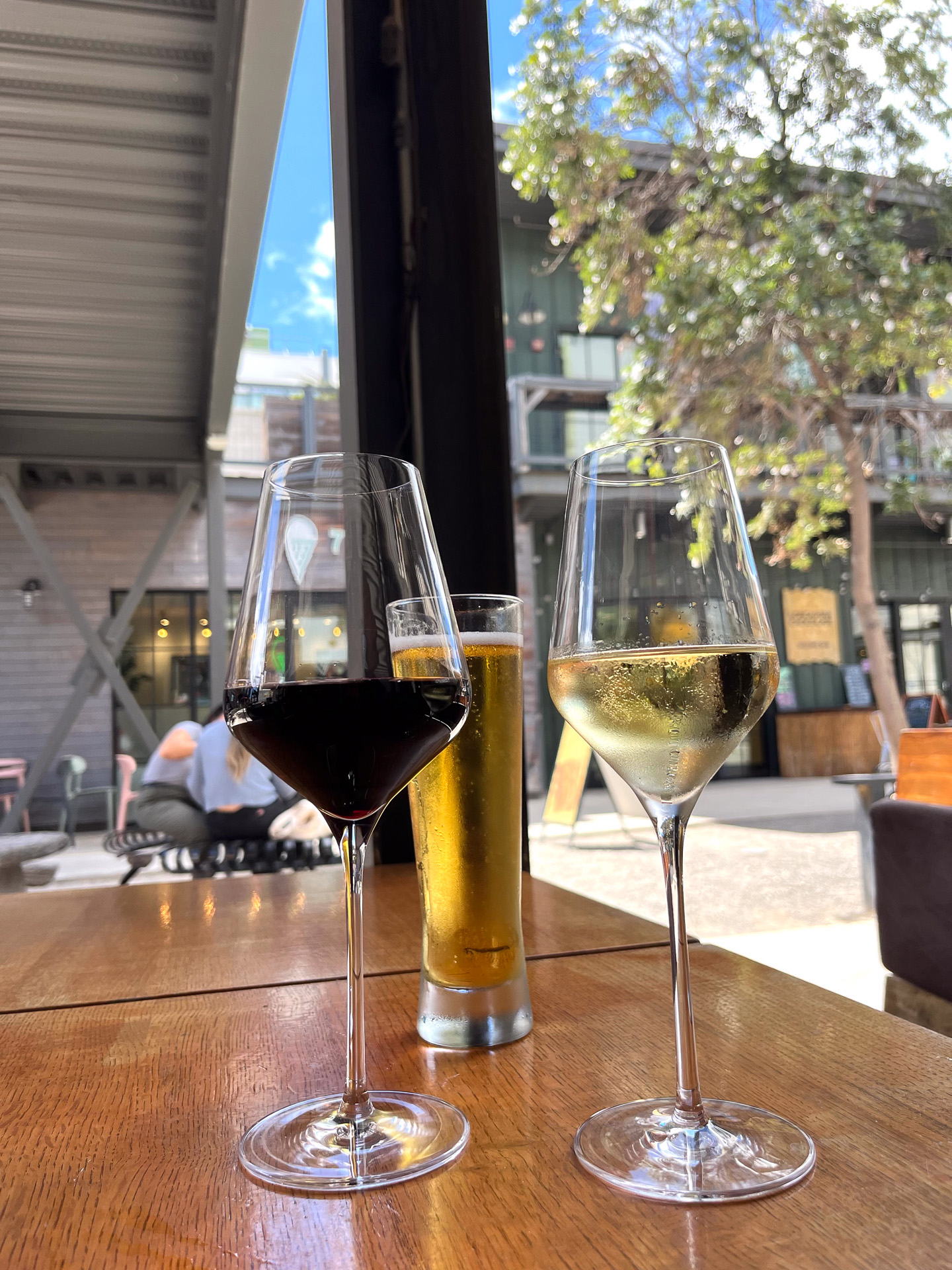 明るい時間に青空を見上げながら1杯をどうぞ