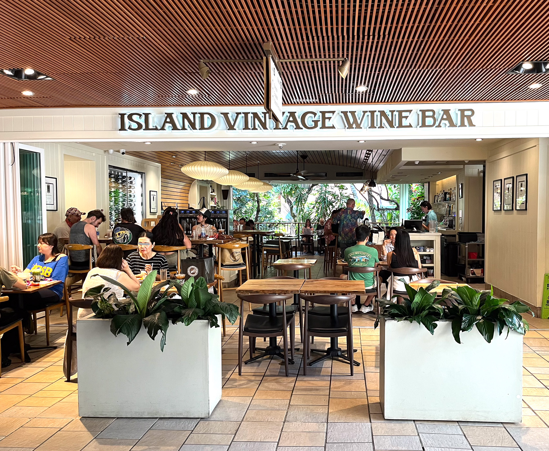 店の奥に絵のように見えるのが緑いっぱいのロイヤルハワイアンの中庭