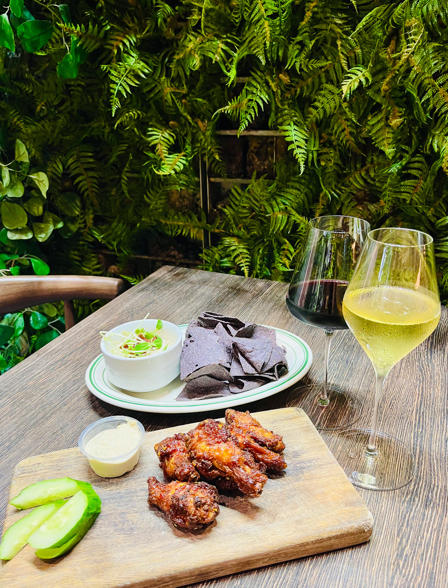 チキンウィングとスモークドアヒディップ（各8ドル）