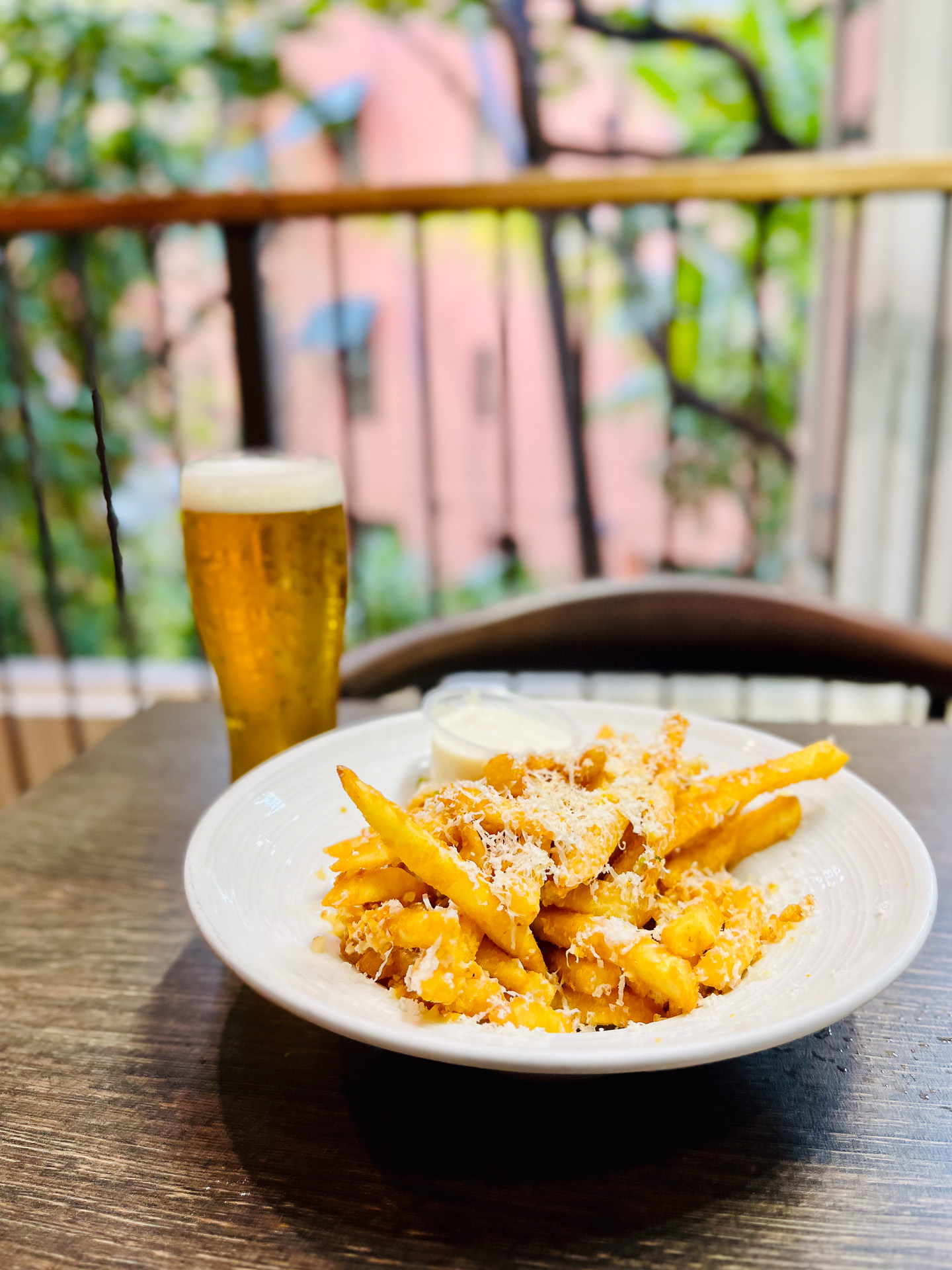 ガーリックが香り、チーズのコクが豊かなガーリックフライ（5ドル）