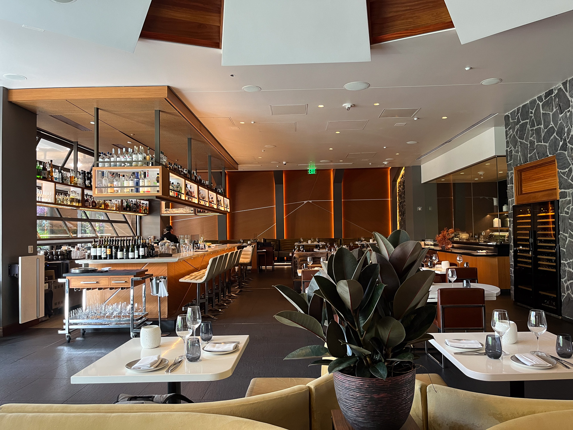 広々として開放感とほどよい重厚感のある店内