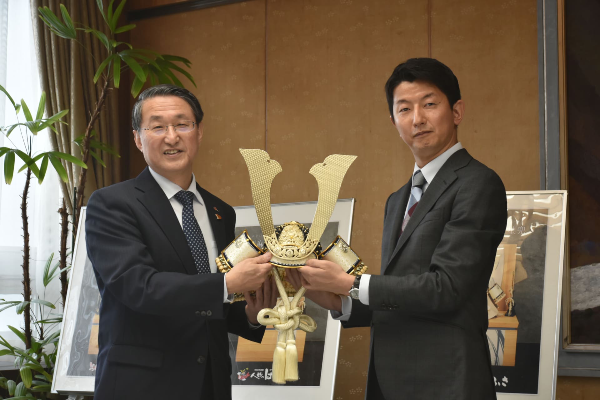 平井伸治知事へも寄贈された