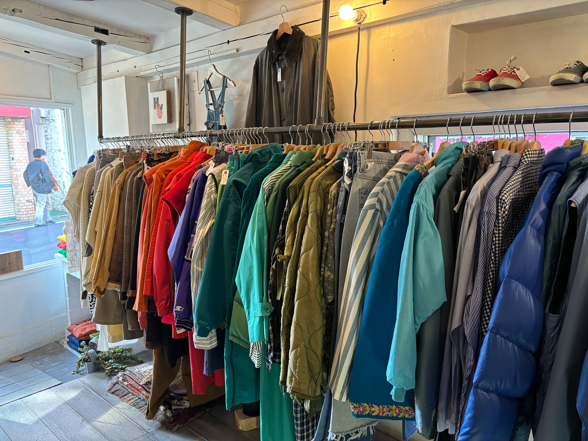 カジュアルからレディライクなものまで状態のよい古着のセレクト