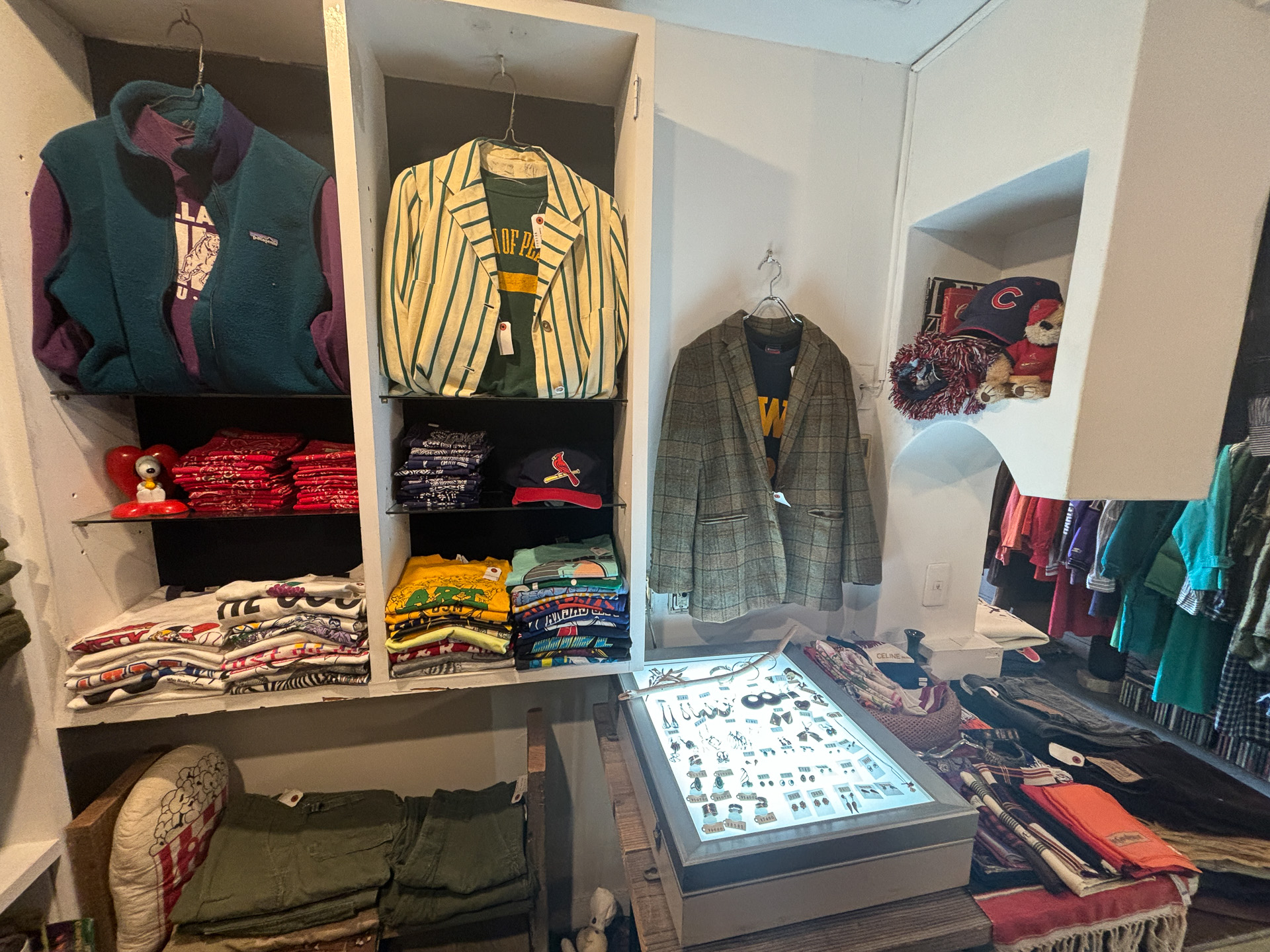 カジュアルからレディライクなものまで状態のよい古着のセレクト