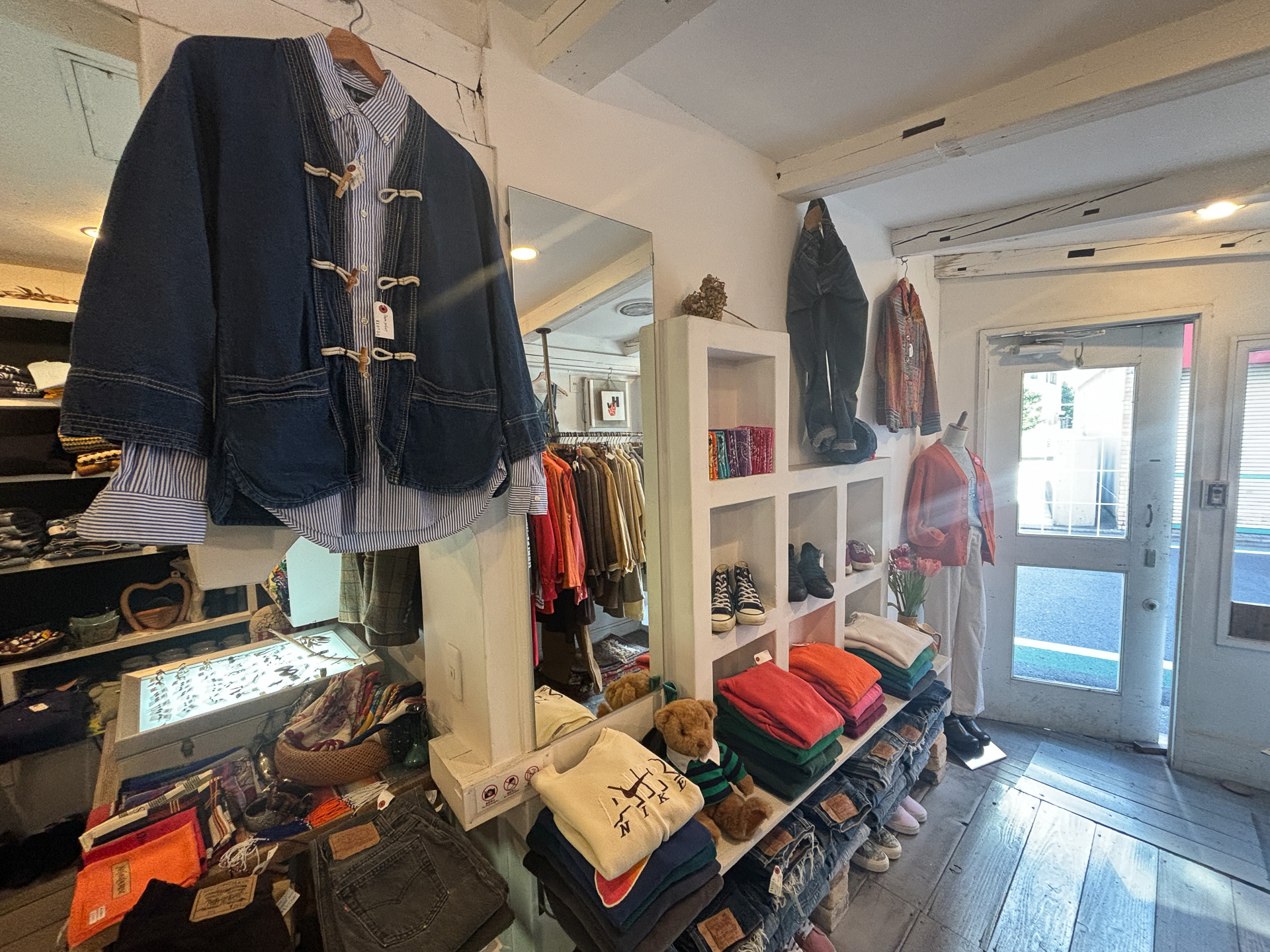 カジュアルからレディライクなものまで状態のよい古着のセレクト