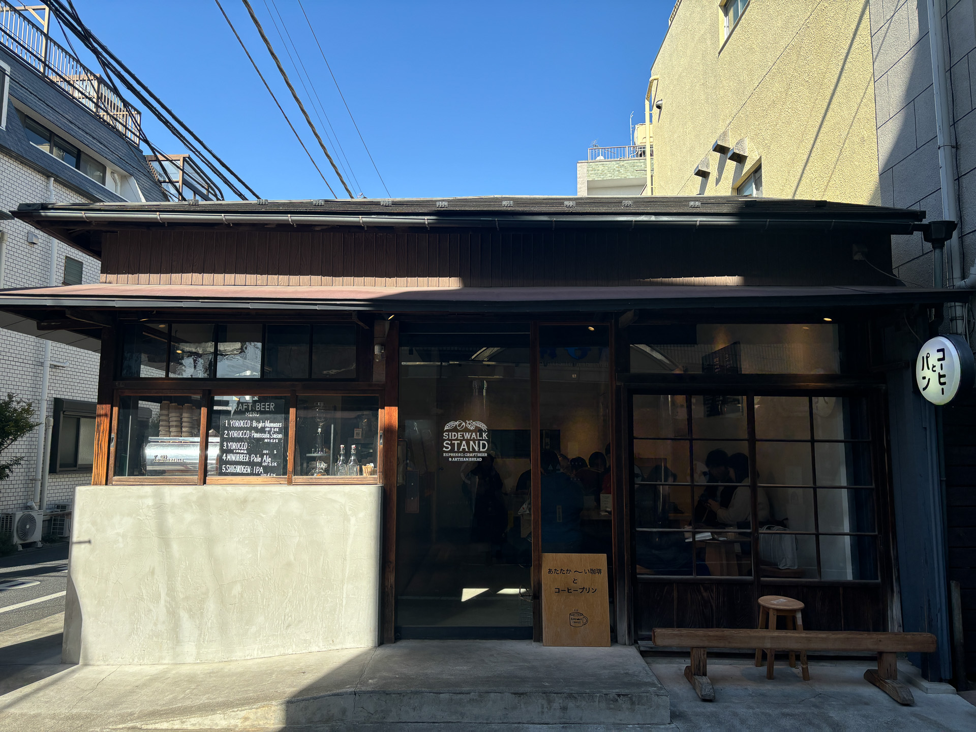 レトロな外観がホッとするSIDEWALK COFFEE YUTENJI