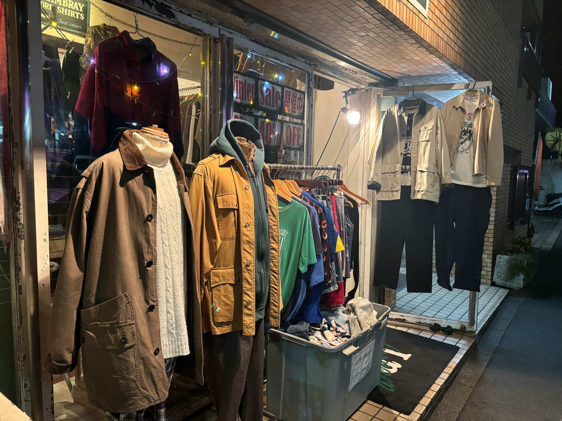 店先の古着に誘い込まれる外観のarcheologie