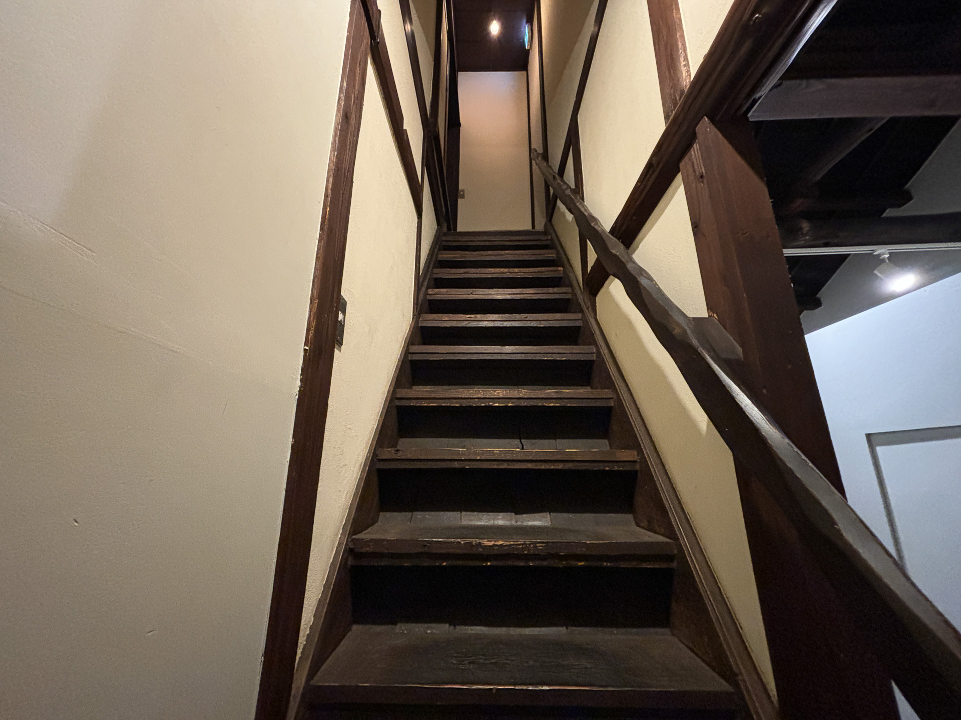 ワクワクする階段を登るとシックな調度品の2階席