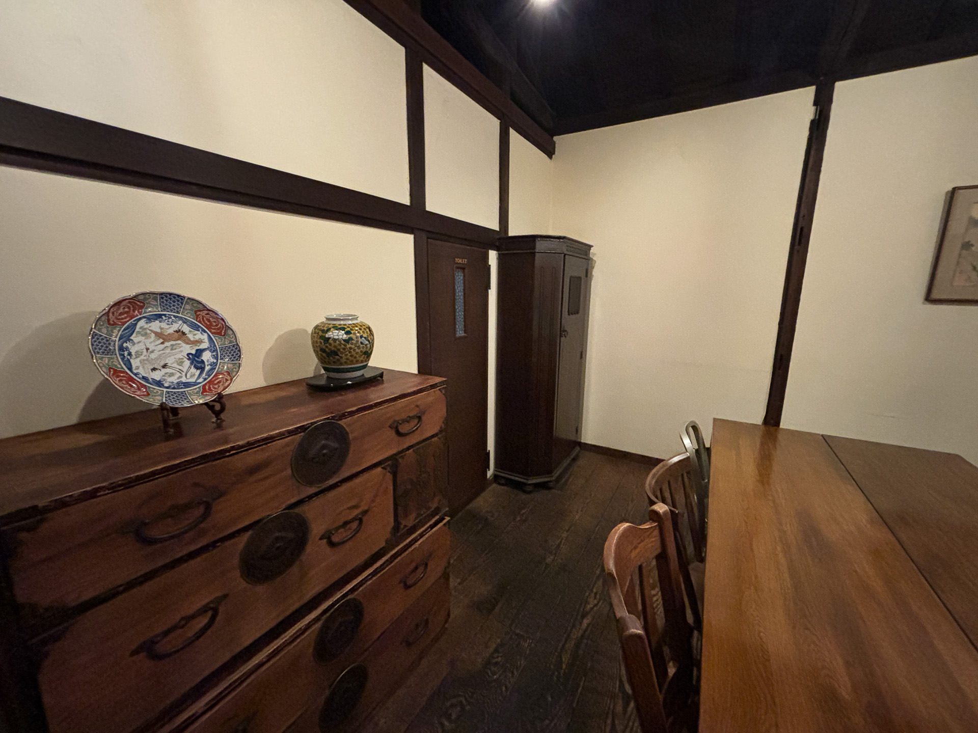 ワクワクする階段を登るとシックな調度品の2階席