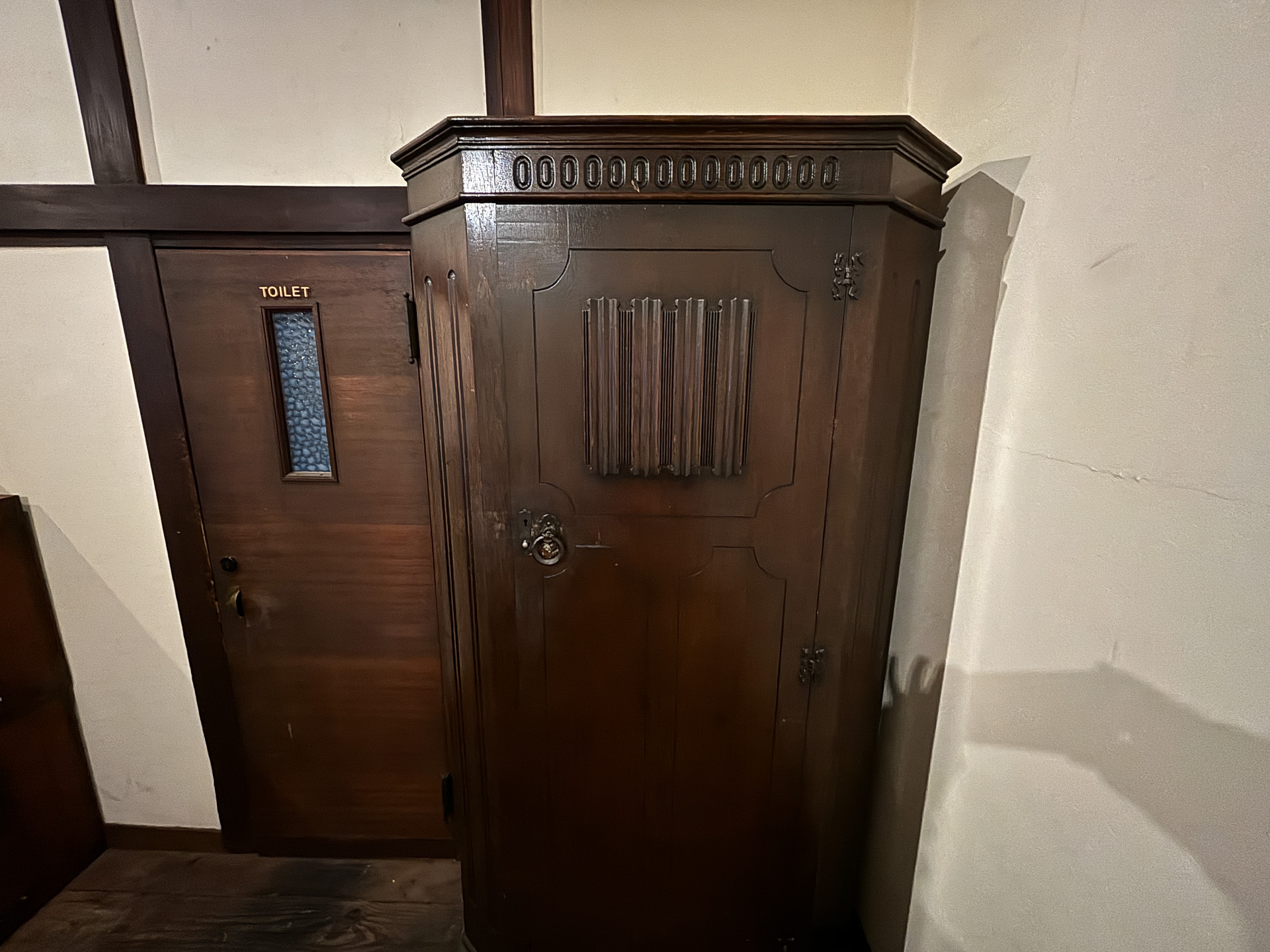 ワクワクする階段を登るとシックな調度品の2階席