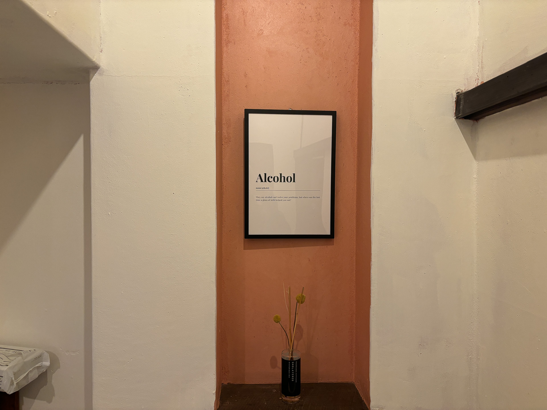 オーナーが旅先で見つけたアート。お酒についての格言も