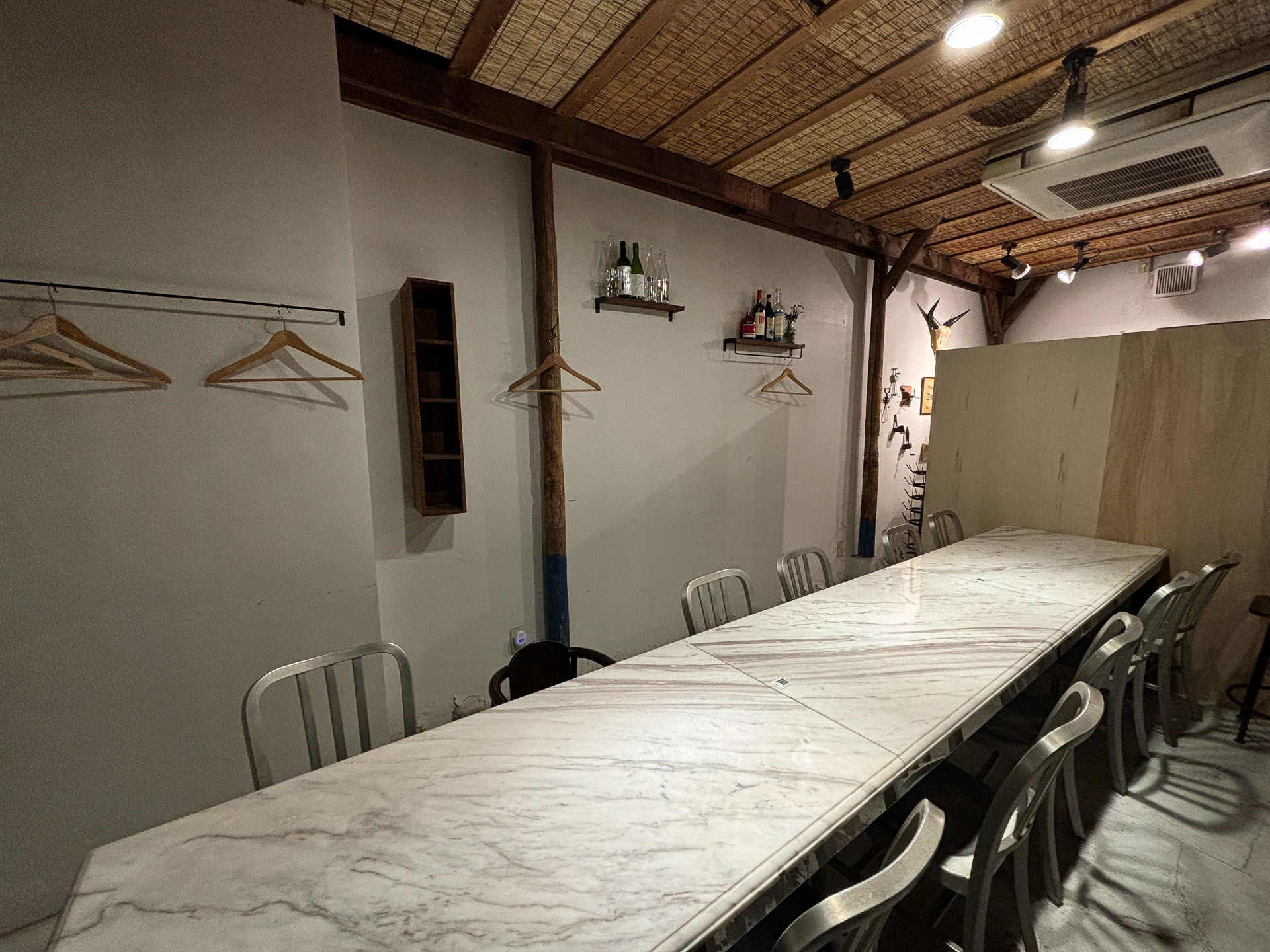 ヨーロッパの建物の雰囲気を感じる1階のアートスペース横