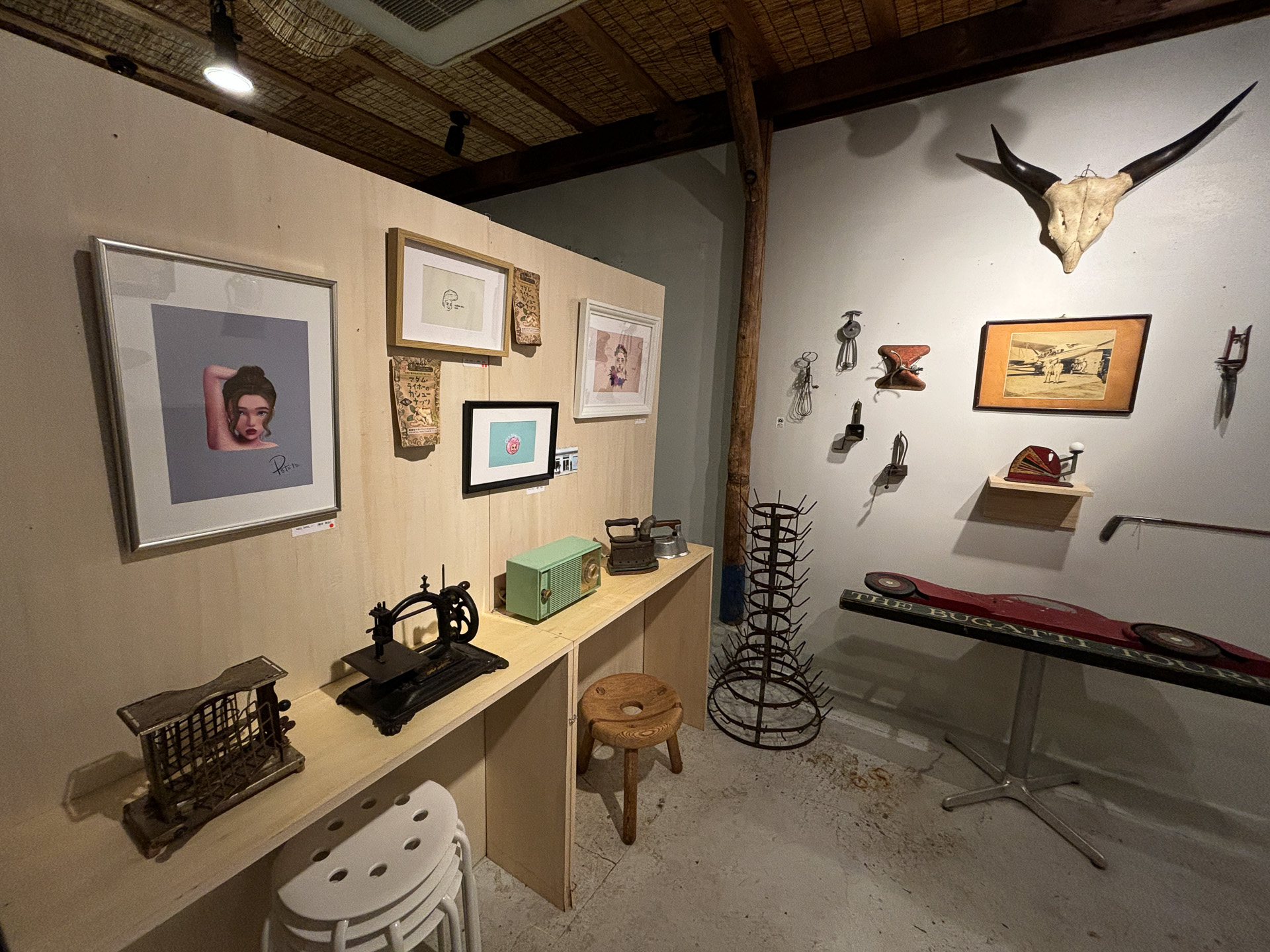 1階にはアートスペース「Gallery古民家食堂となり」が併設