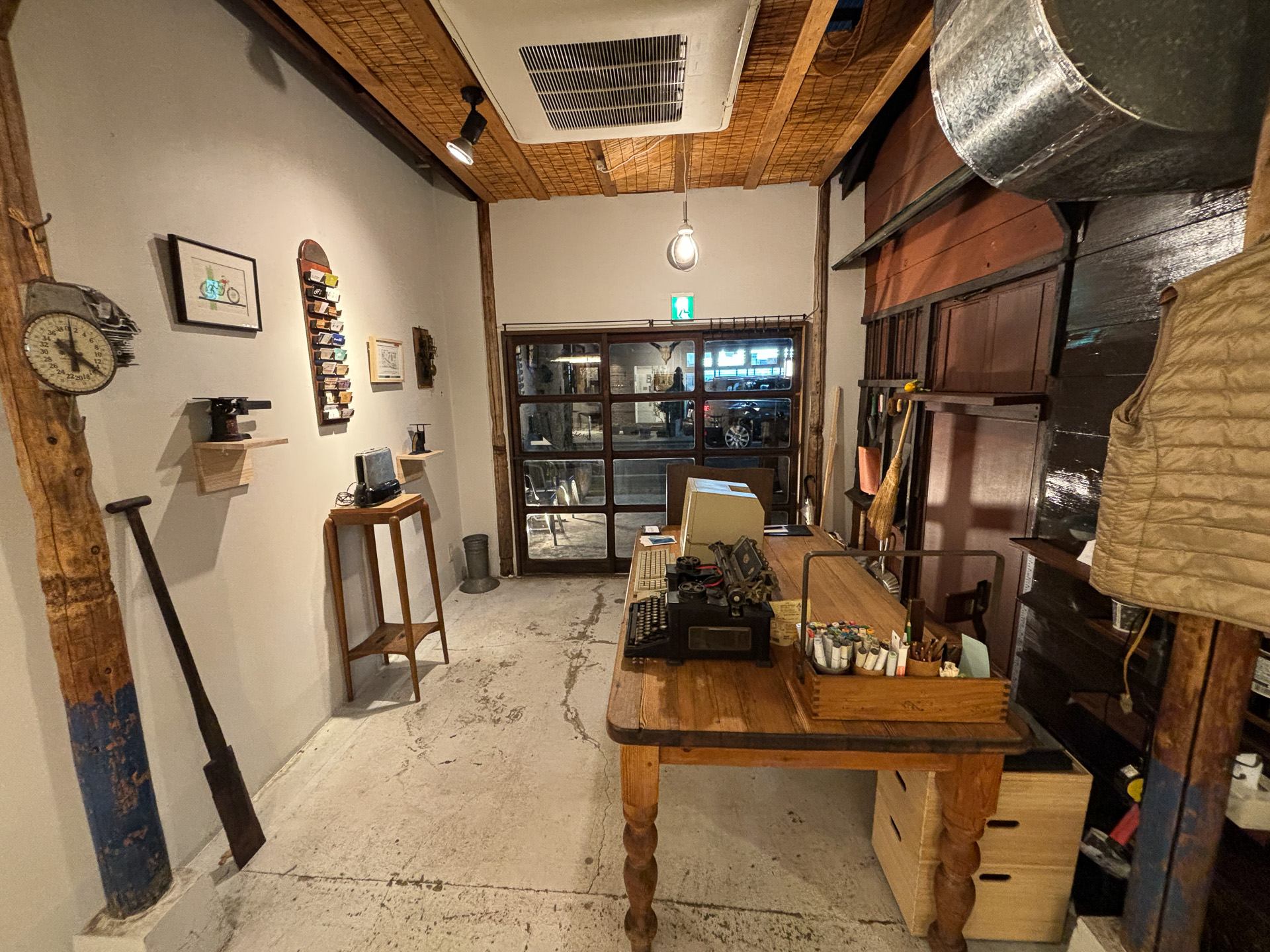 1階にはアートスペース「Gallery古民家食堂となり」が併設