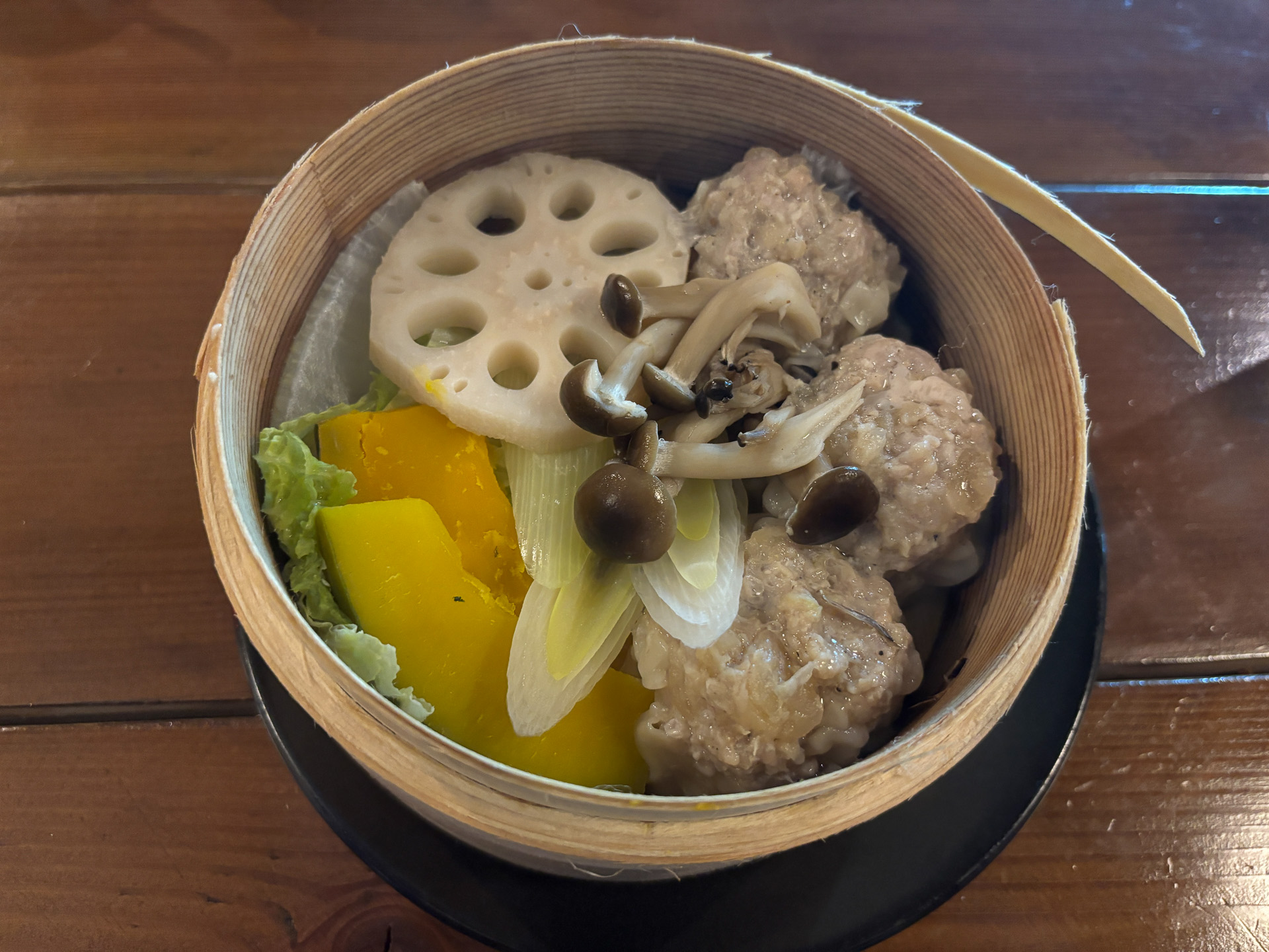 肉汁焼売と温野菜～自家製辣油と和バーニャ～