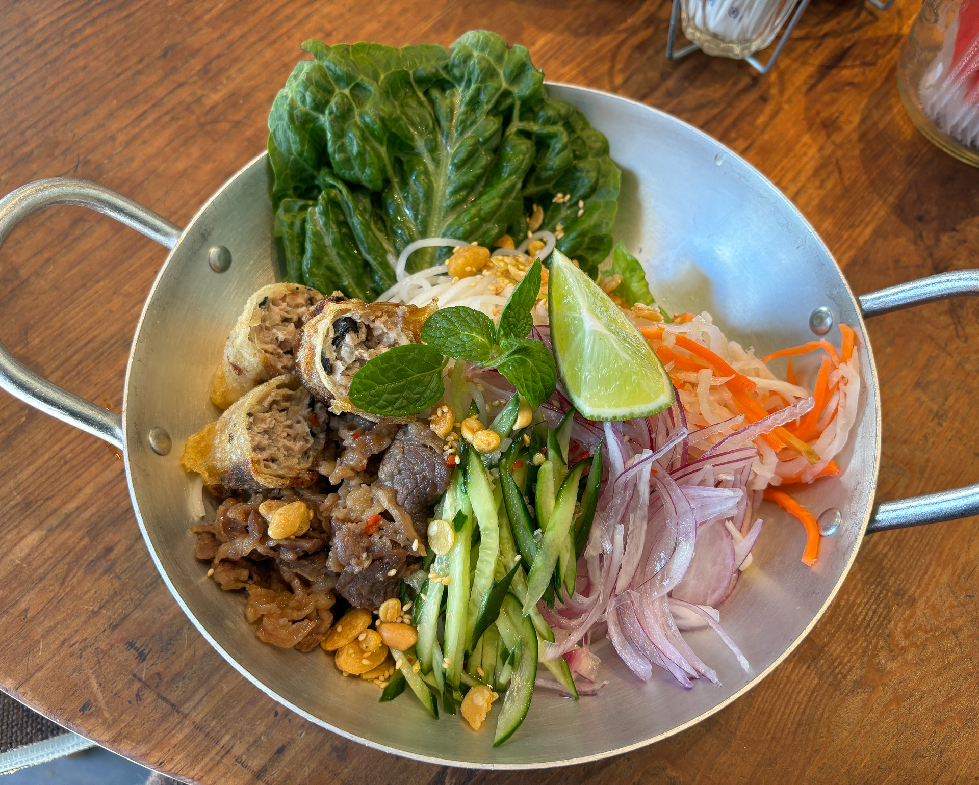 ベトナムとフランスのフュージョン料理、甘辛和え細米麺「ボブン」