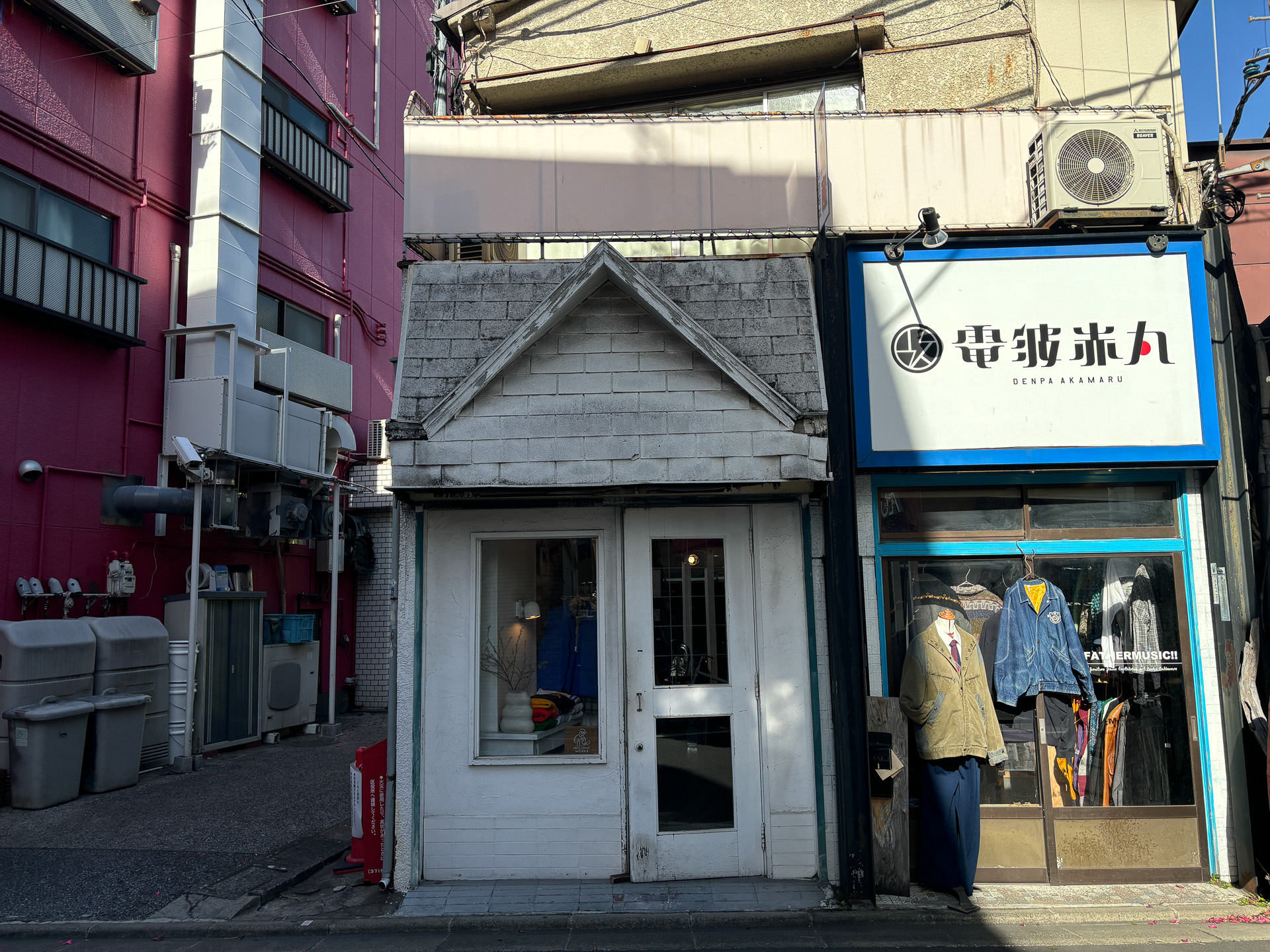 白いドアが目印のHOLIDAY WORKS