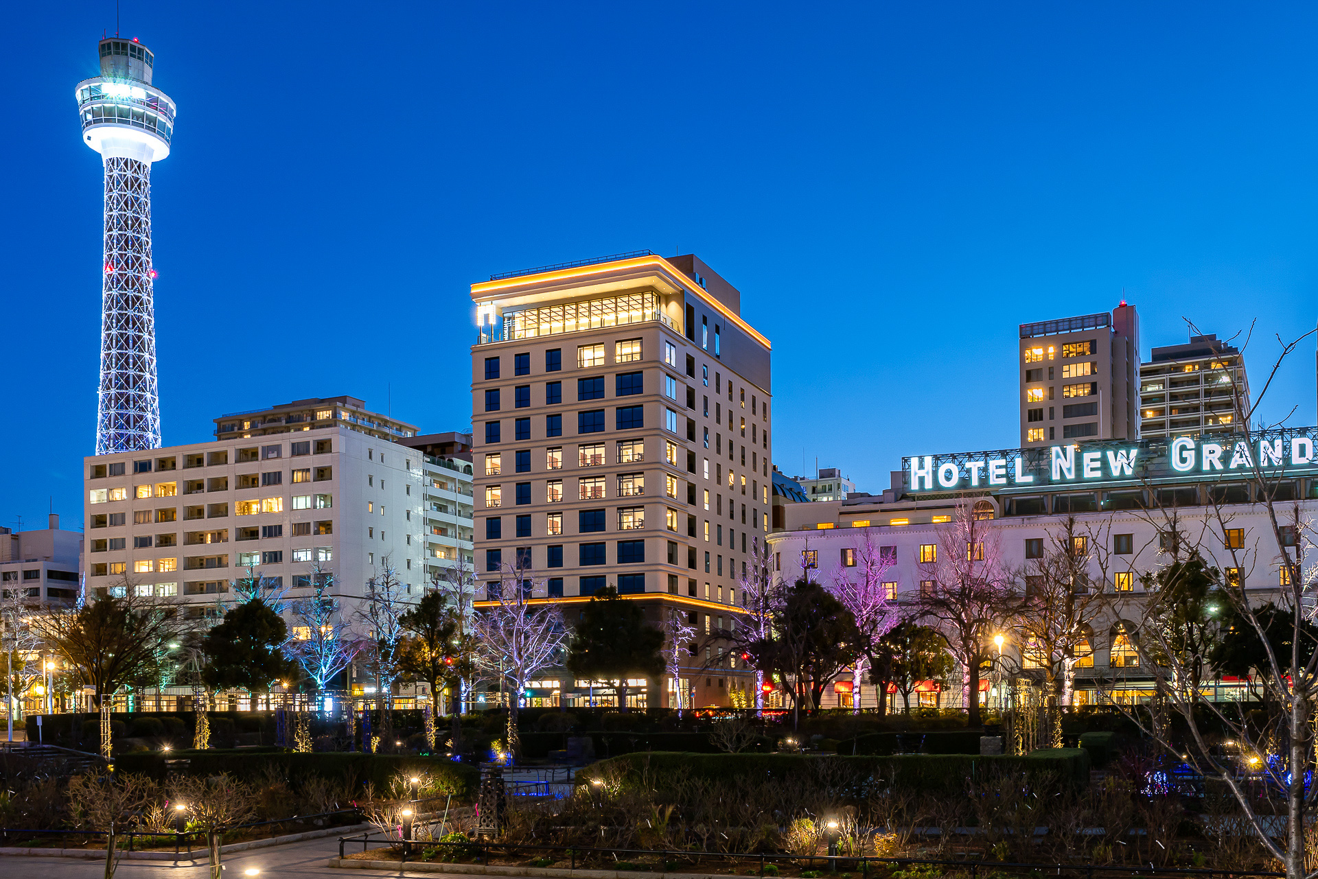 2月26日開業の「ザ・ゲートホテル横浜 by HULIC」を山下公園から。横浜マリンタワーとホテルニューグランドの間の位置